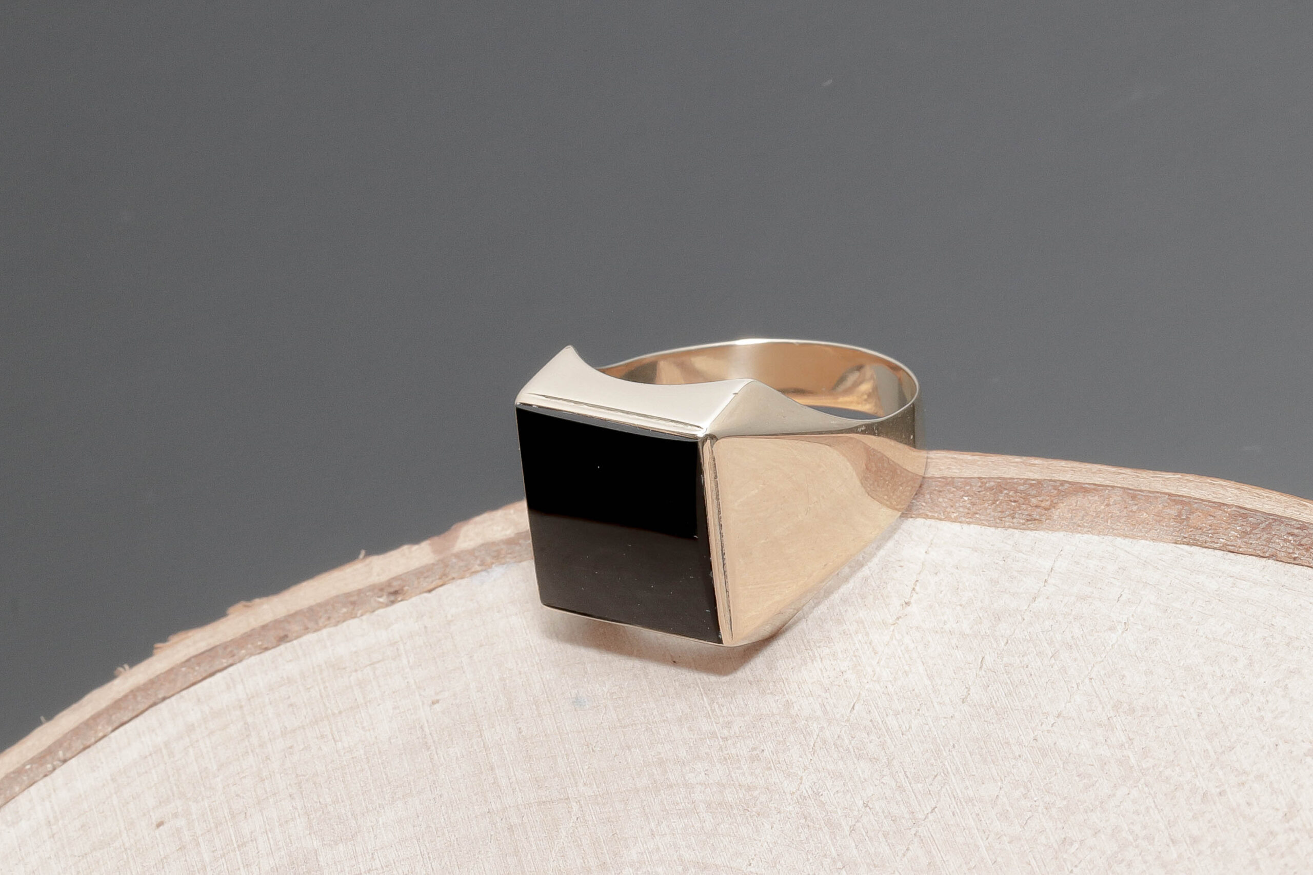 Ring med Onyx sten i 14 karat guld