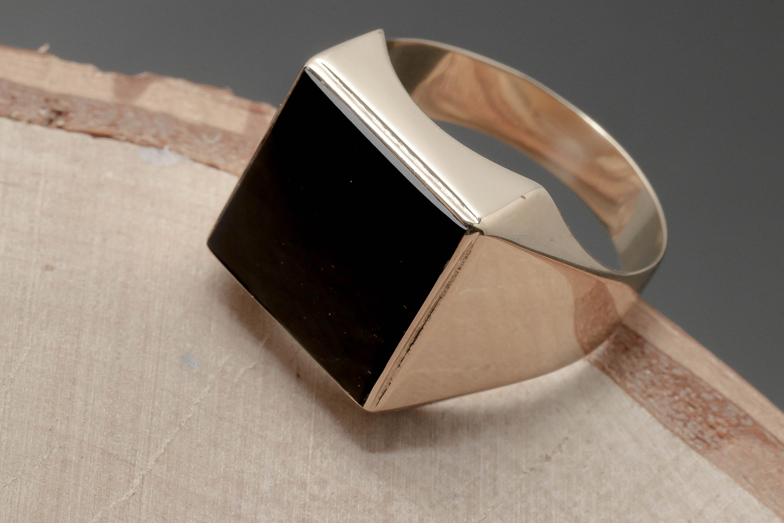 Ring med Onyx sten i 14 karat guld