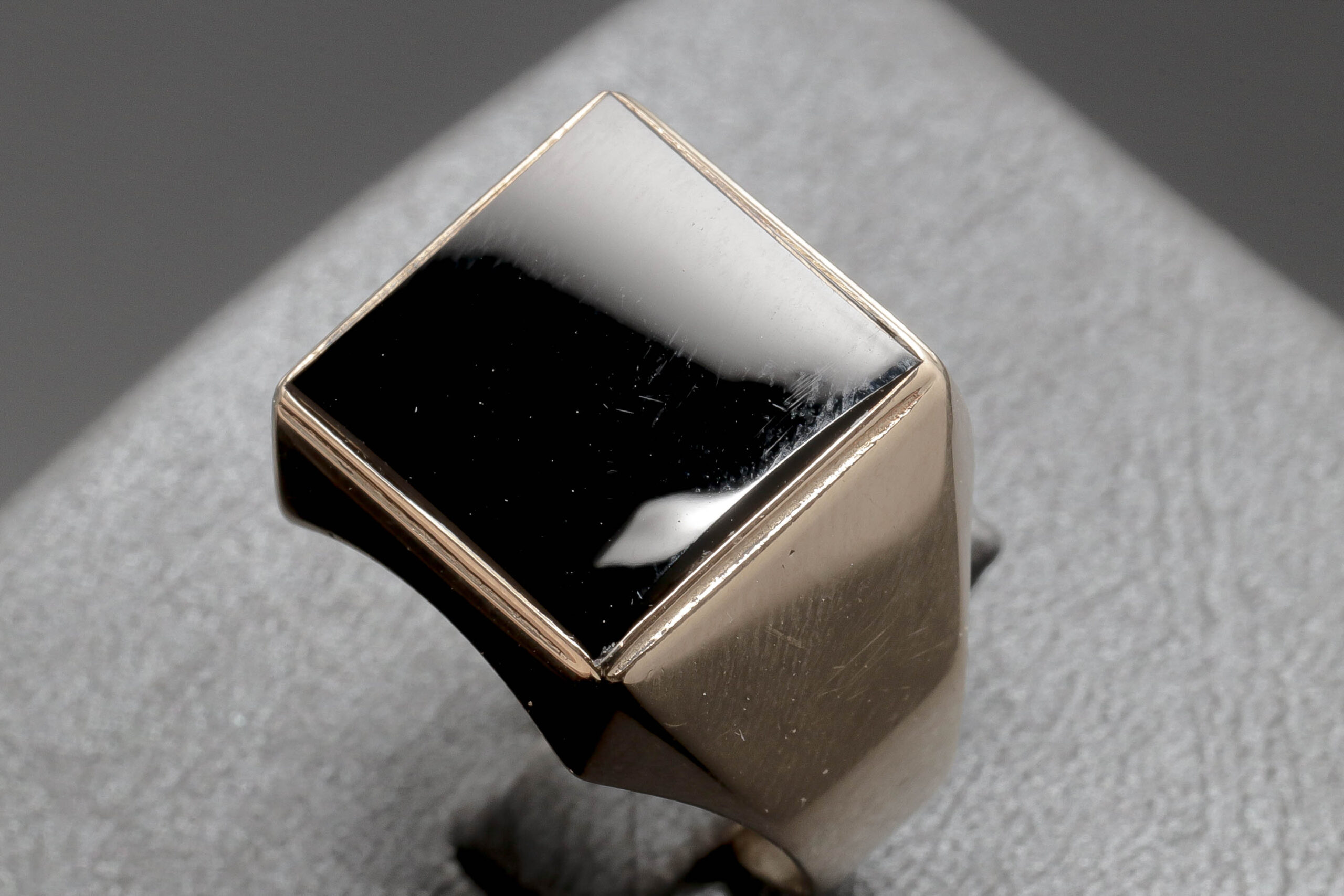 Ring med Onyx sten i 14 karat guld