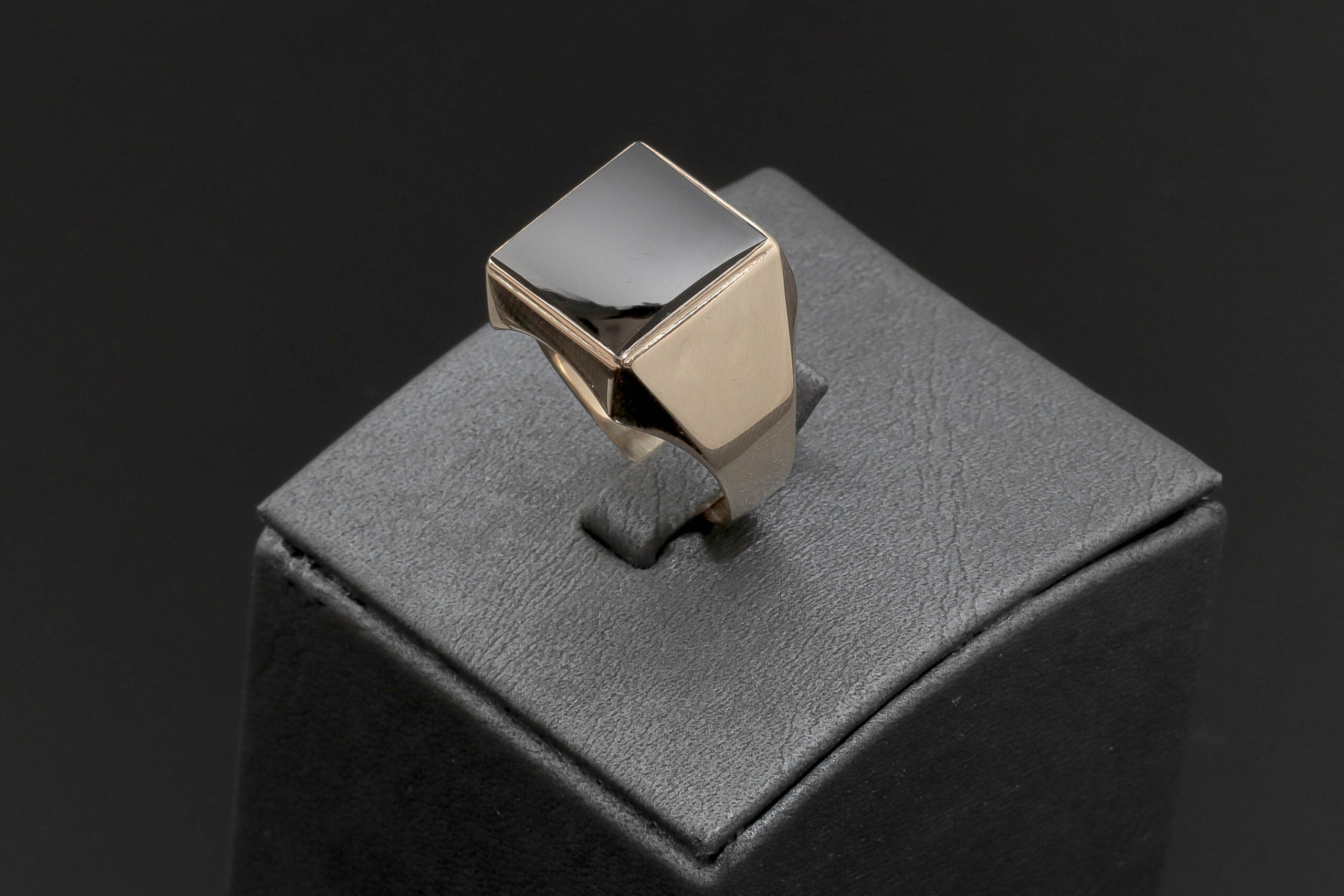Ring med Onyx sten i 14 karat guld