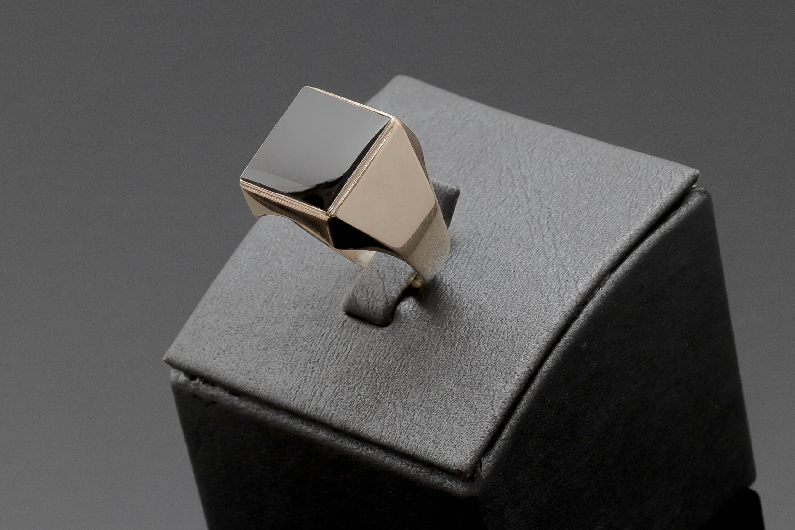 Ring med Onyx sten i 14 karat guld