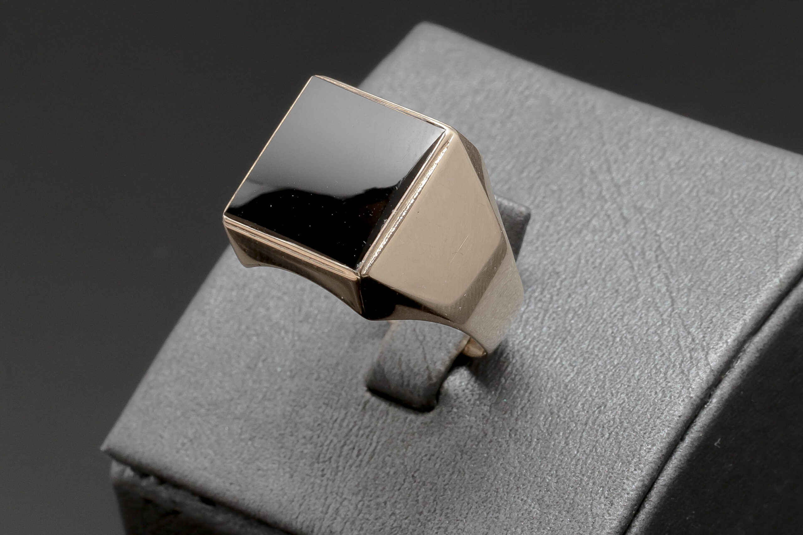 Ring med Onyx sten i 14 karat guld