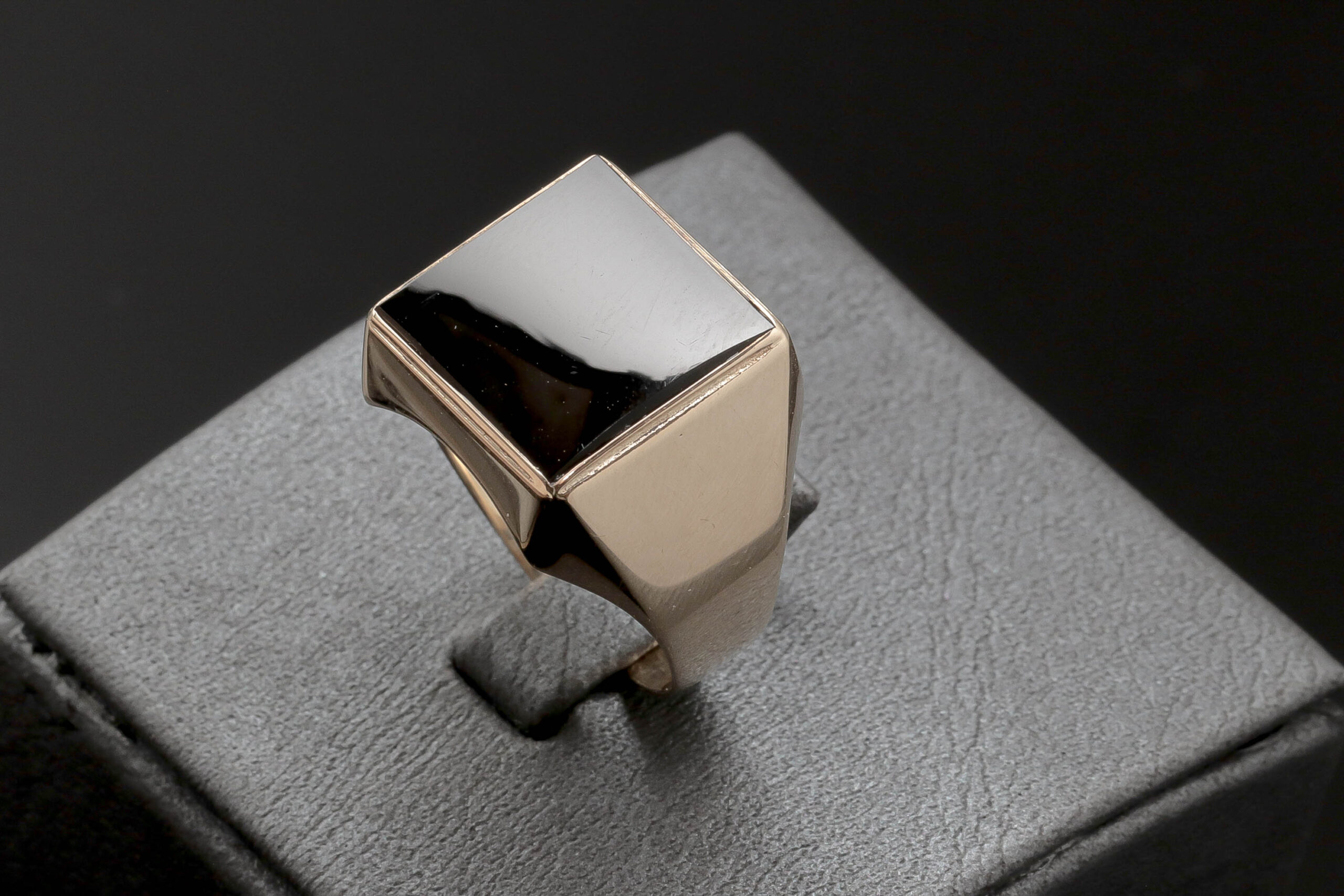 Ring med Onyx sten i 14 karat guld