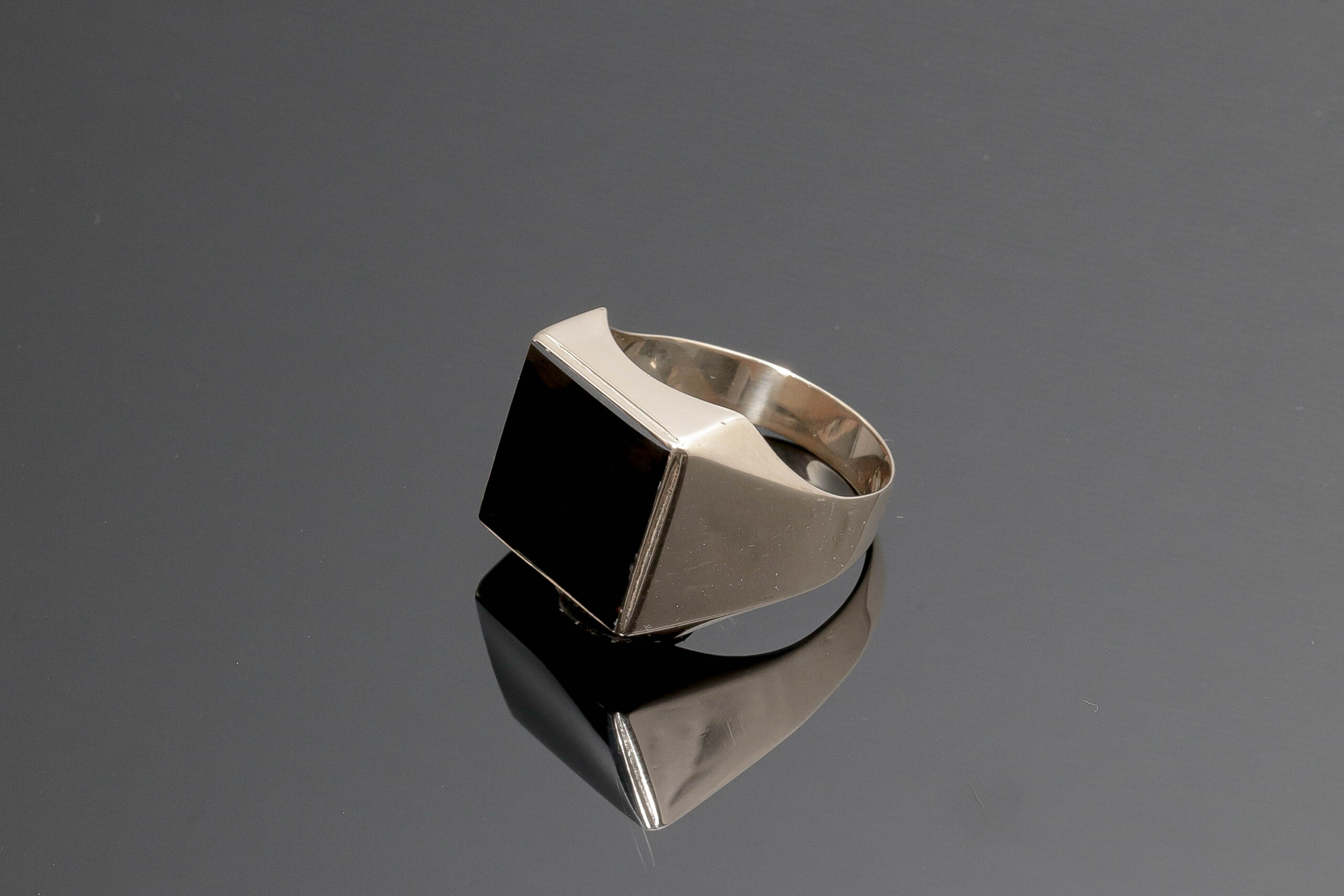 Ring med Onyx sten i 14 karat guld
