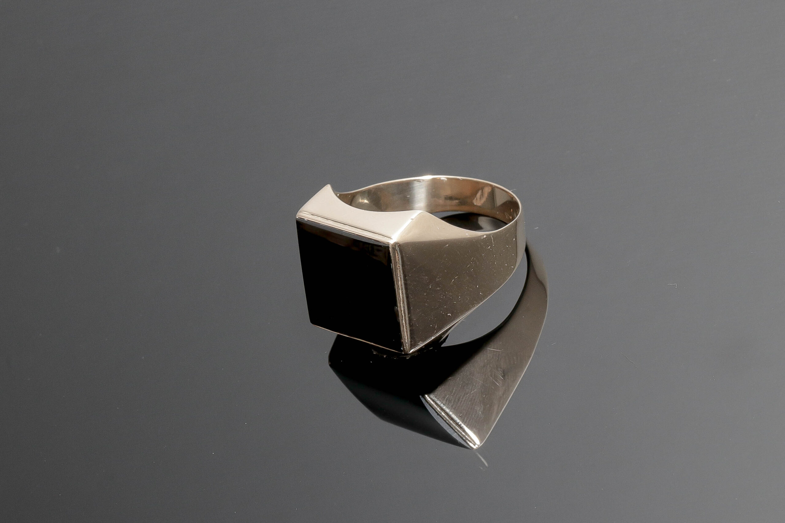 Ring med Onyx sten i 14 karat guld