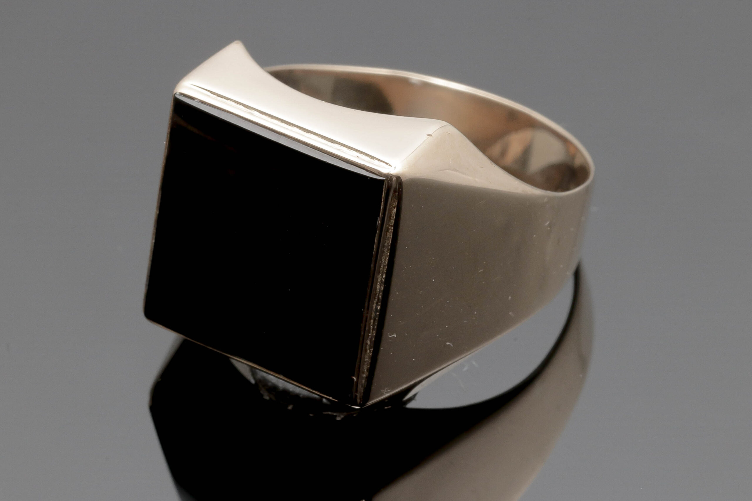 Ring med Onyx sten i 14 karat guld