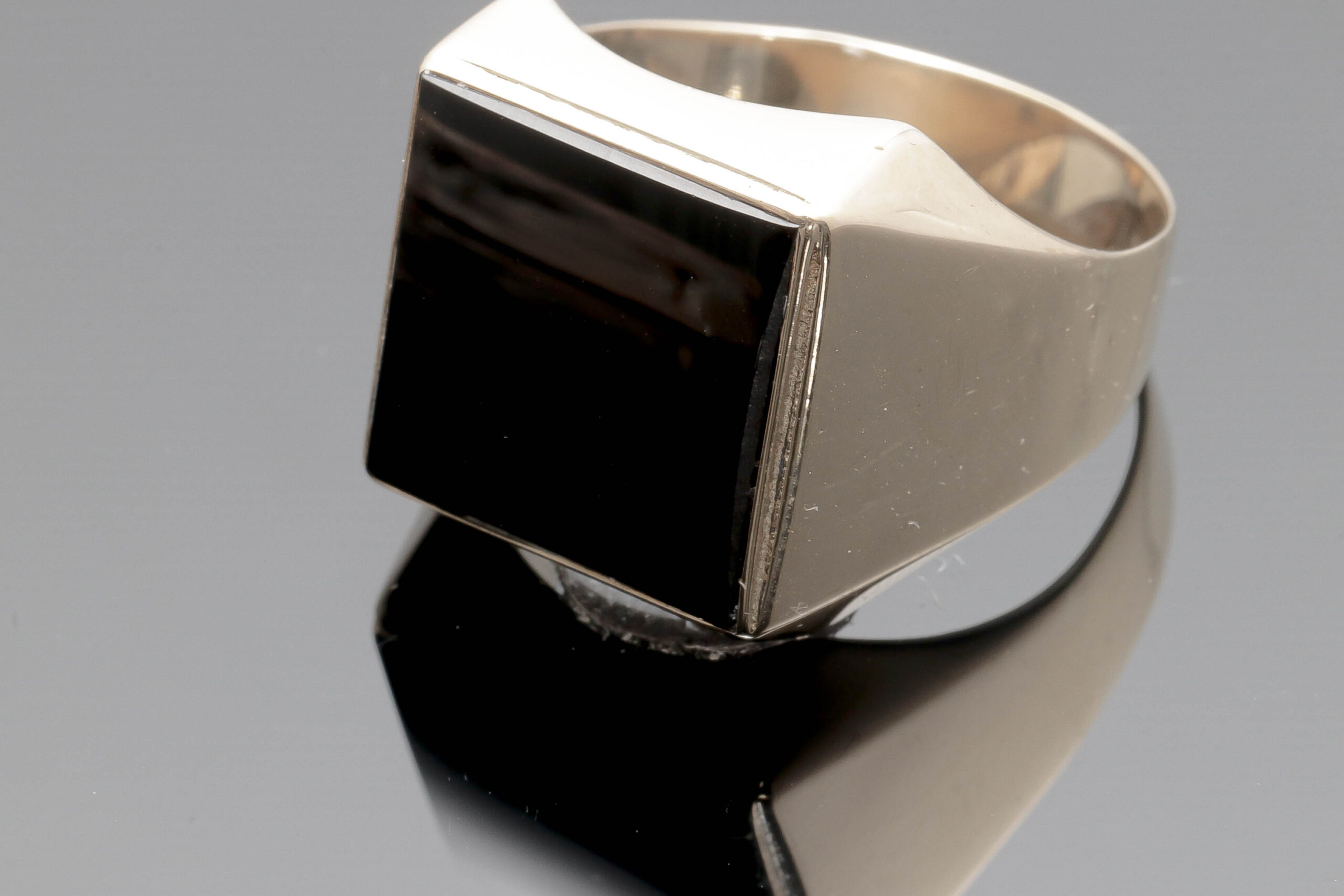 Ring med Onyx sten i 14 karat guld