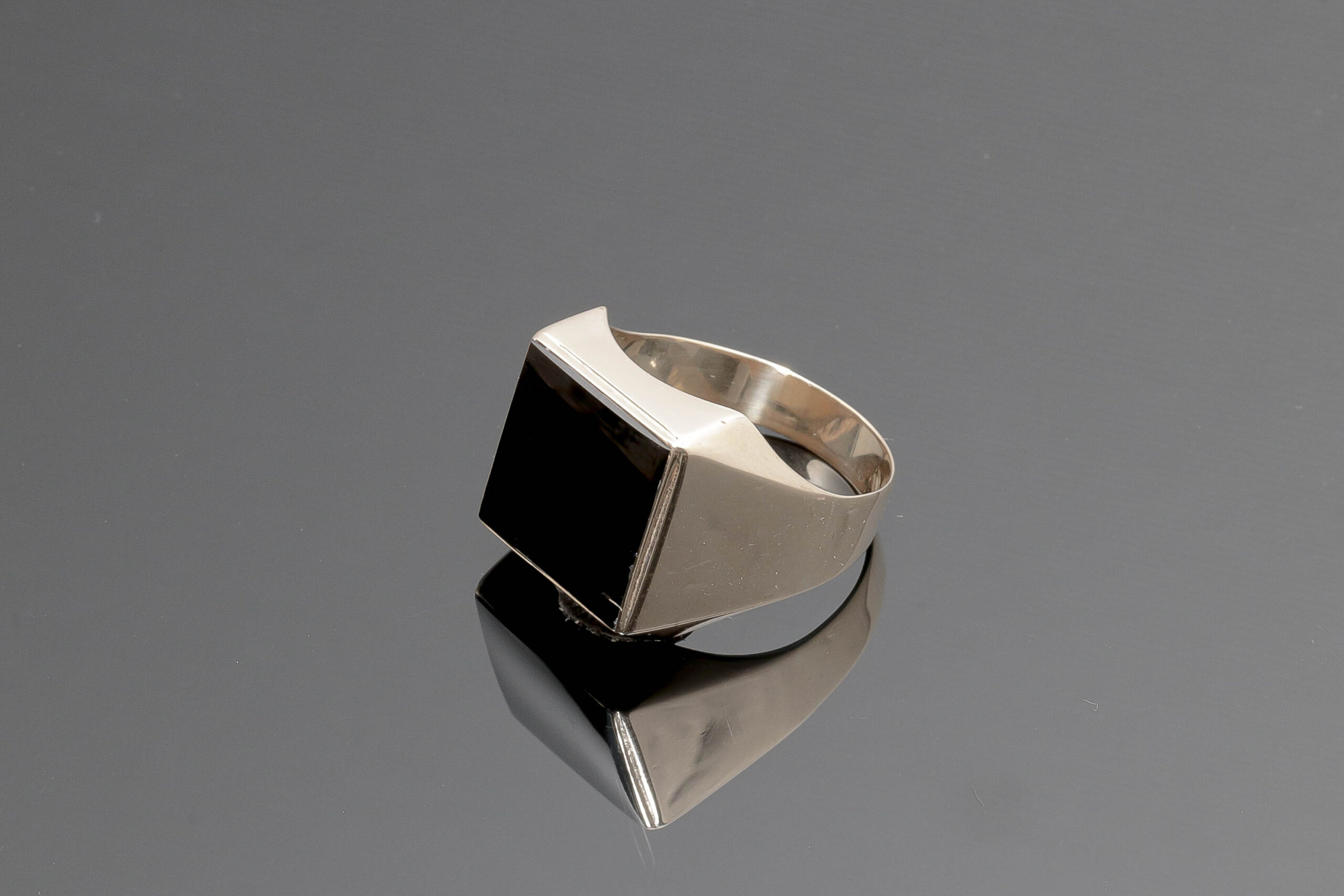 Ring med Onyx sten i 14 karat guld