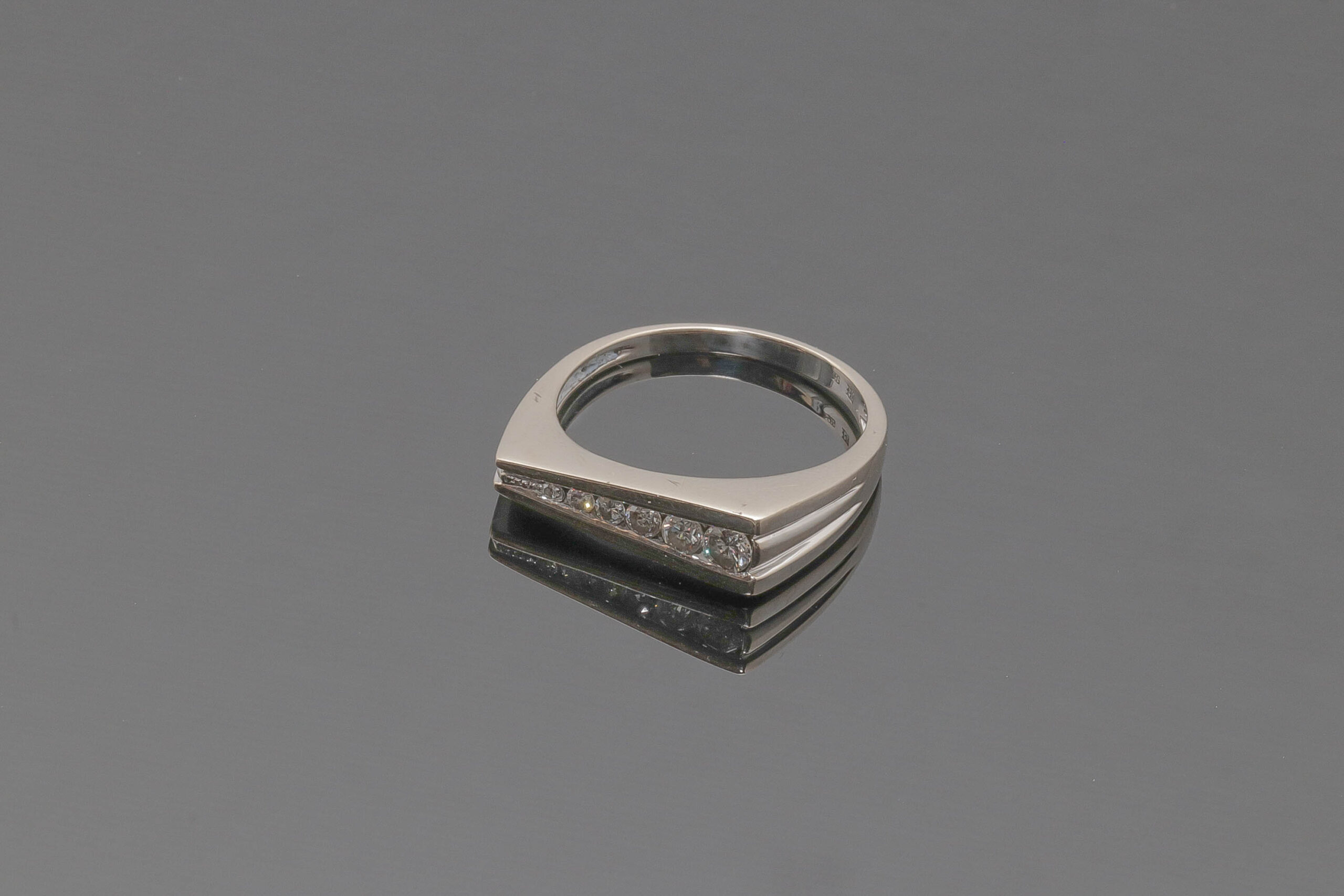 Ring med ca. 0,355ct diamanter i 14 karat hvidguld