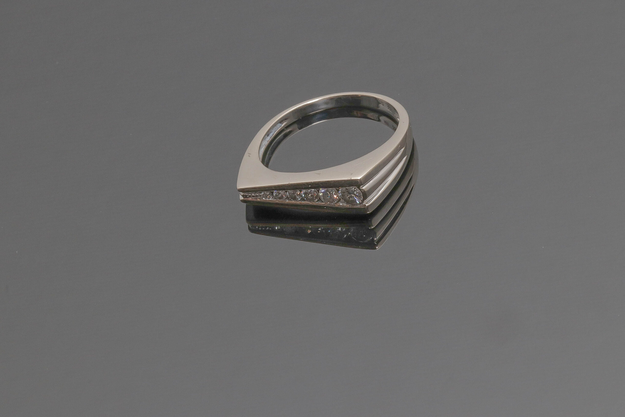 Ring med ca. 0,355ct diamanter i 14 karat hvidguld