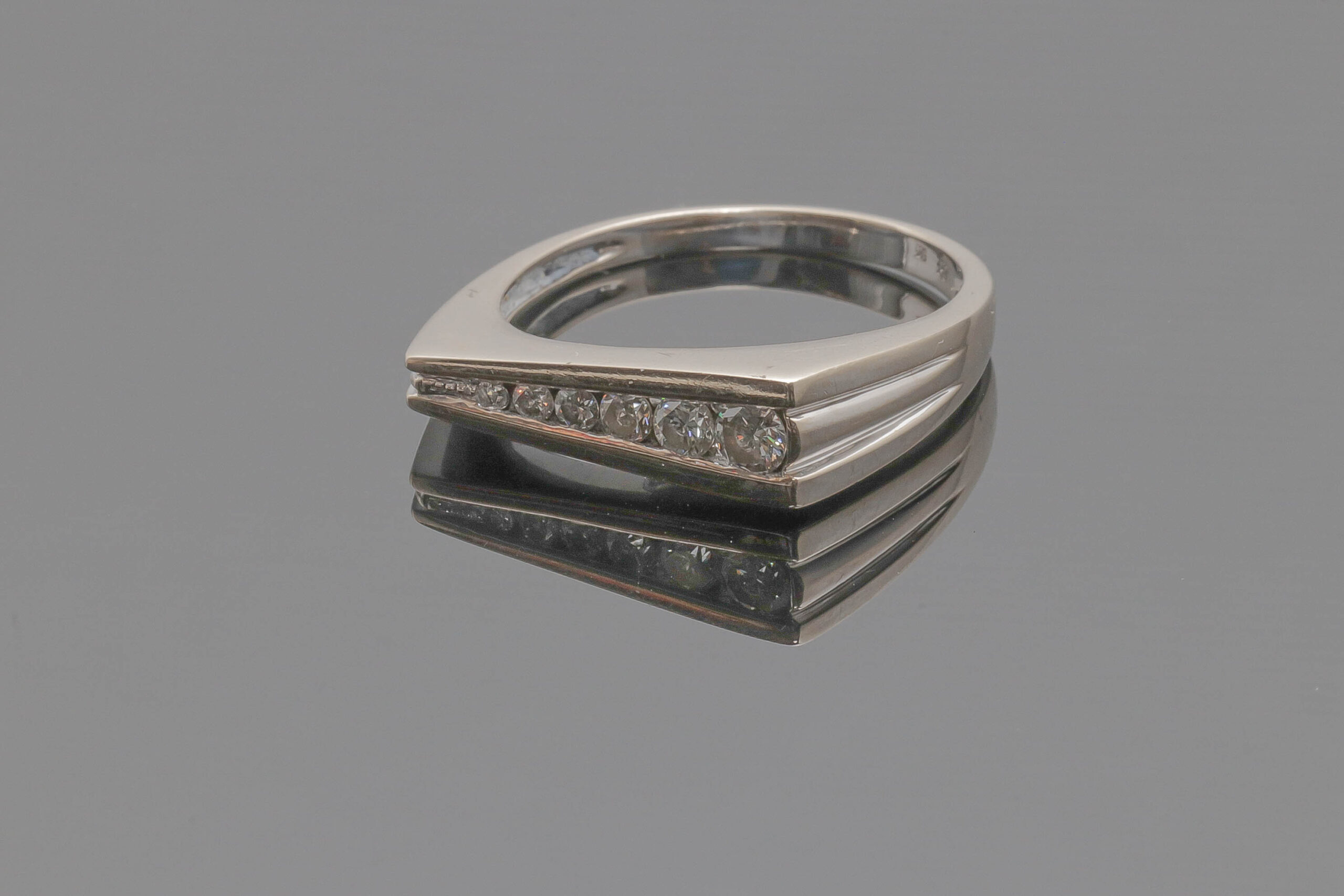 Ring med ca. 0,355ct diamanter i 14 karat hvidguld
