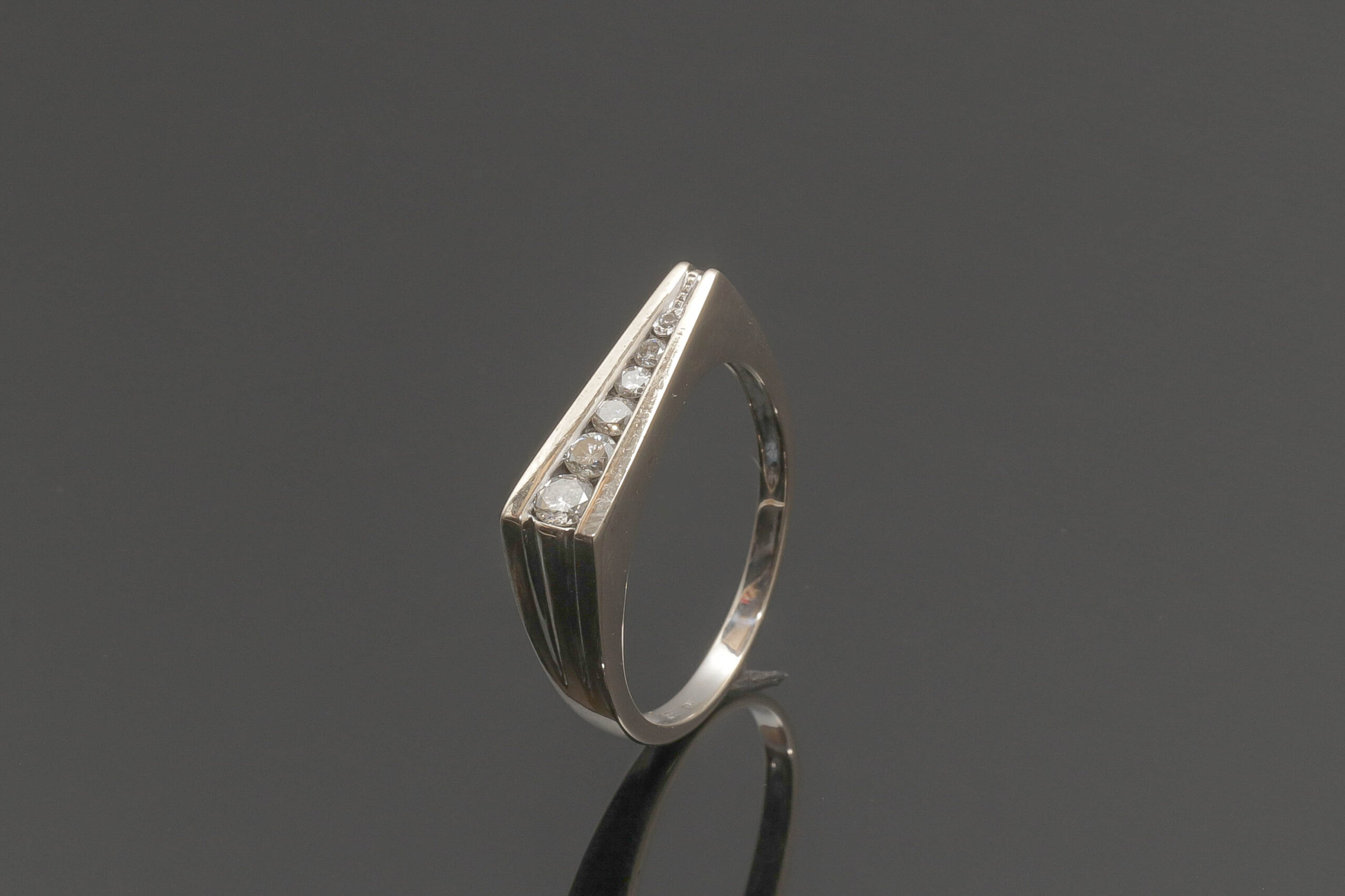 Ring med ca. 0,355ct diamanter i 14 karat hvidguld