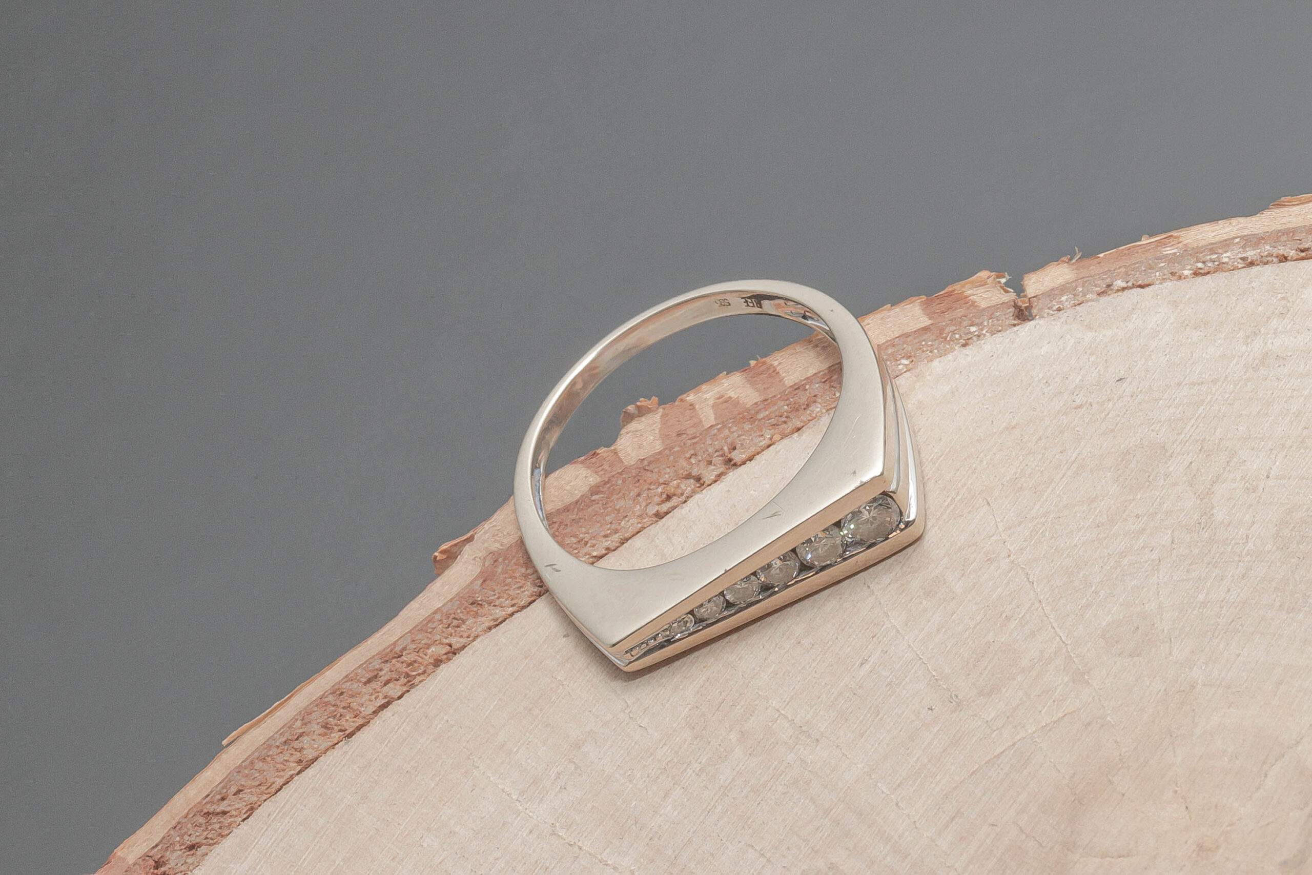 Ring med ca. 0,355ct diamanter i 14 karat hvidguld