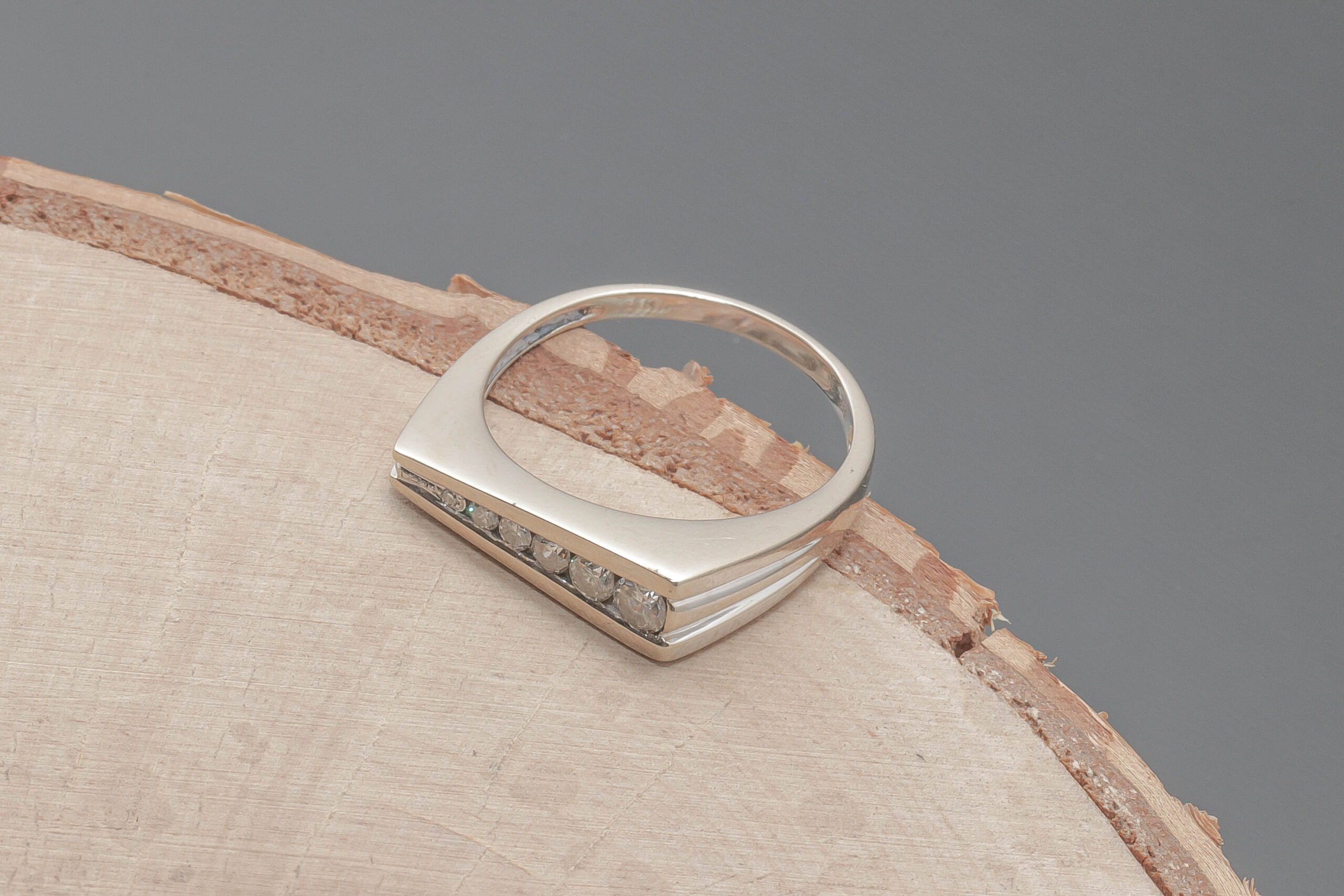 Ring med ca. 0,355ct diamanter i 14 karat hvidguld