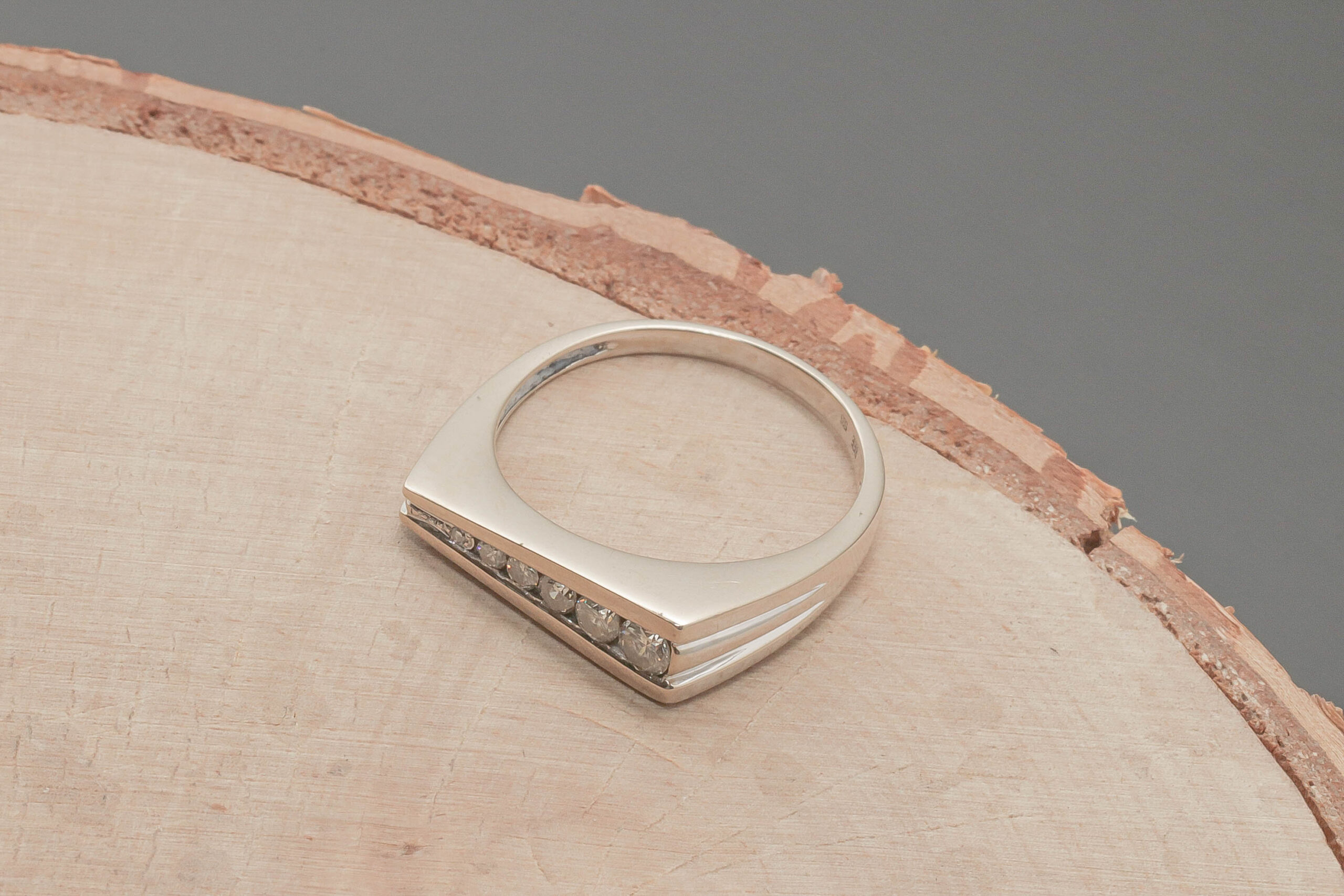 Ring med ca. 0,355ct diamanter i 14 karat hvidguld