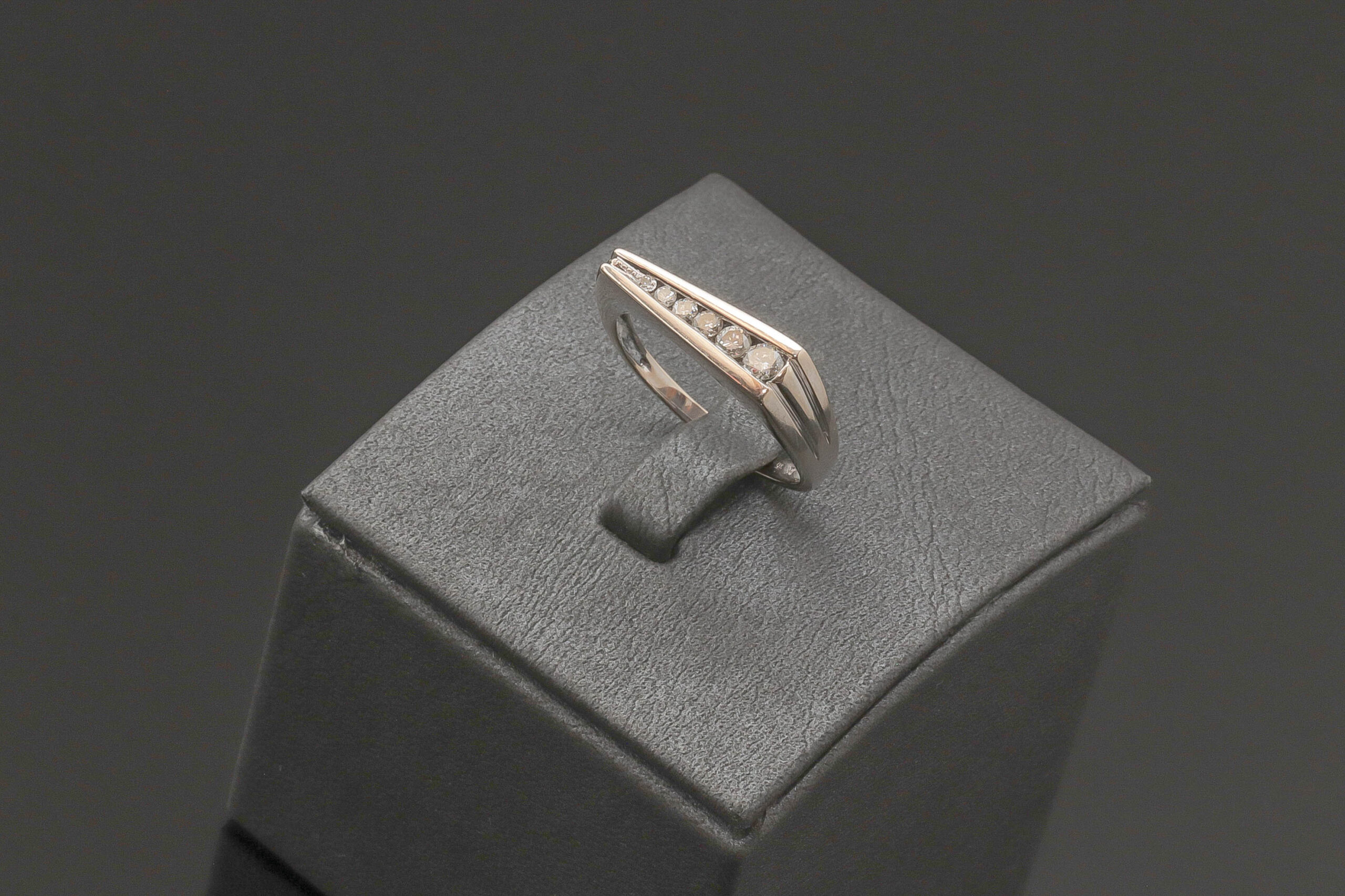 Ring med ca. 0,355ct diamanter i 14 karat hvidguld