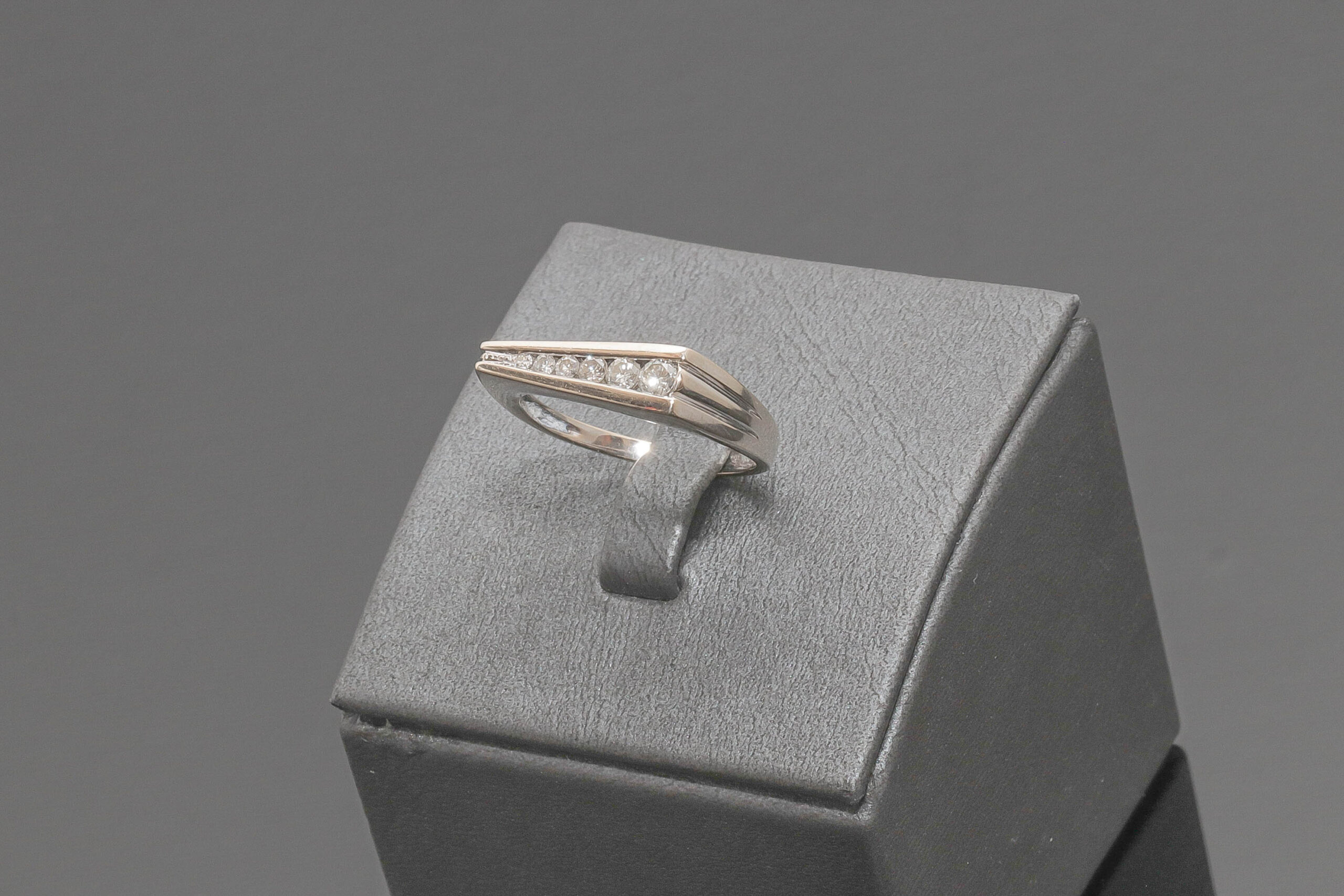 Ring med ca. 0,355ct diamanter i 14 karat hvidguld