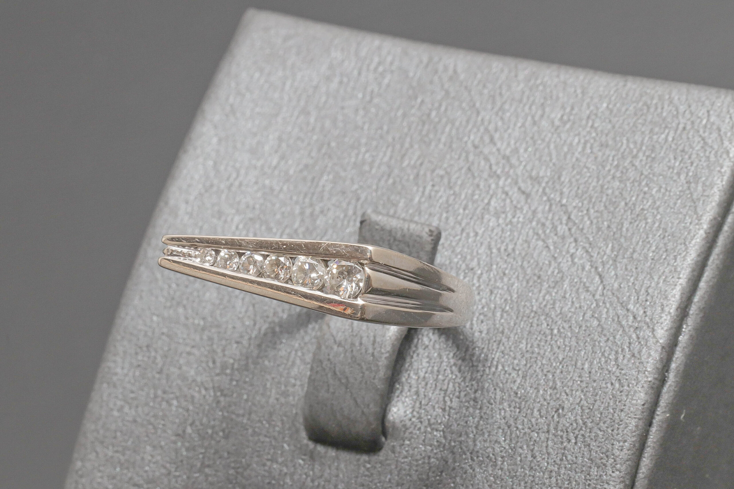 Ring med ca. 0,355ct diamanter i 14 karat hvidguld