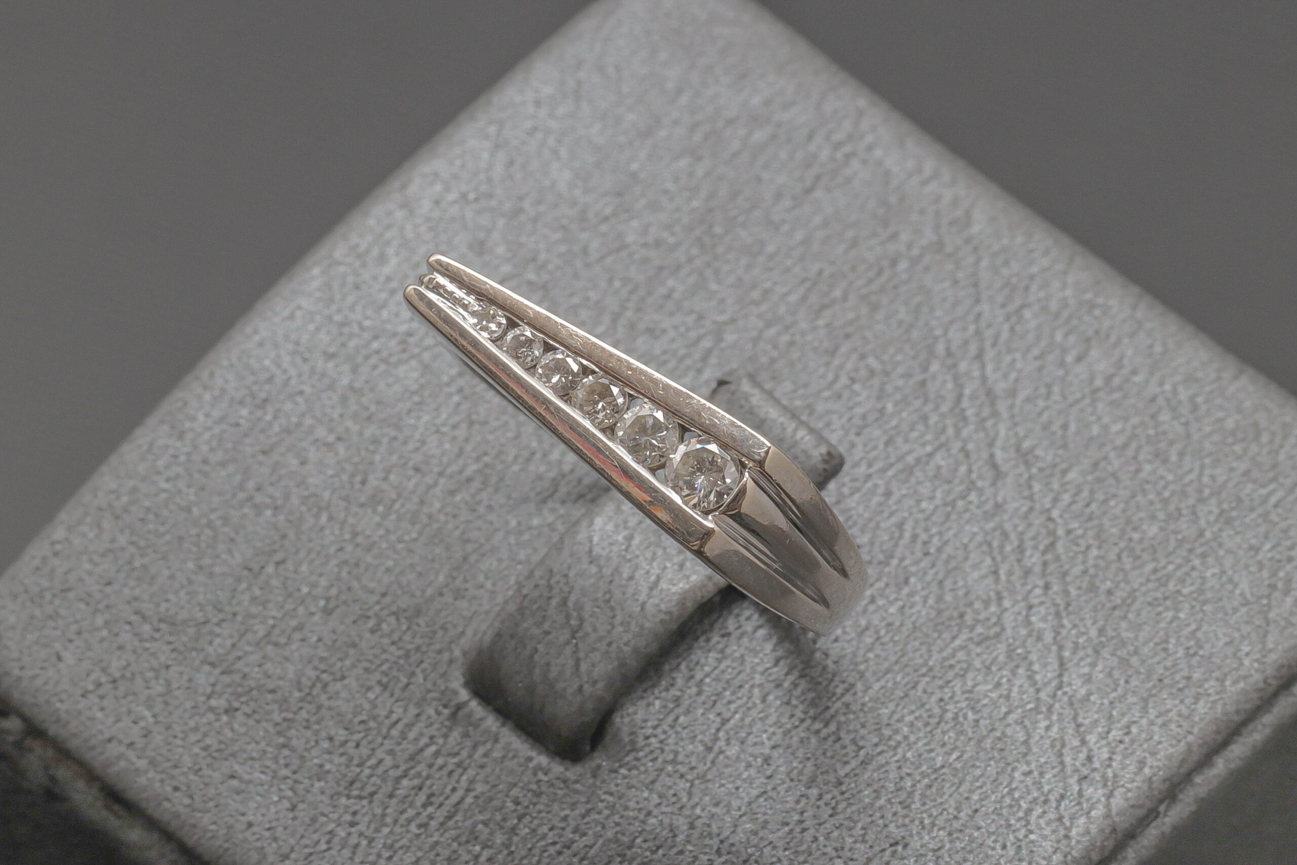 Ring med ca. 0,355ct diamanter i 14 karat hvidguld