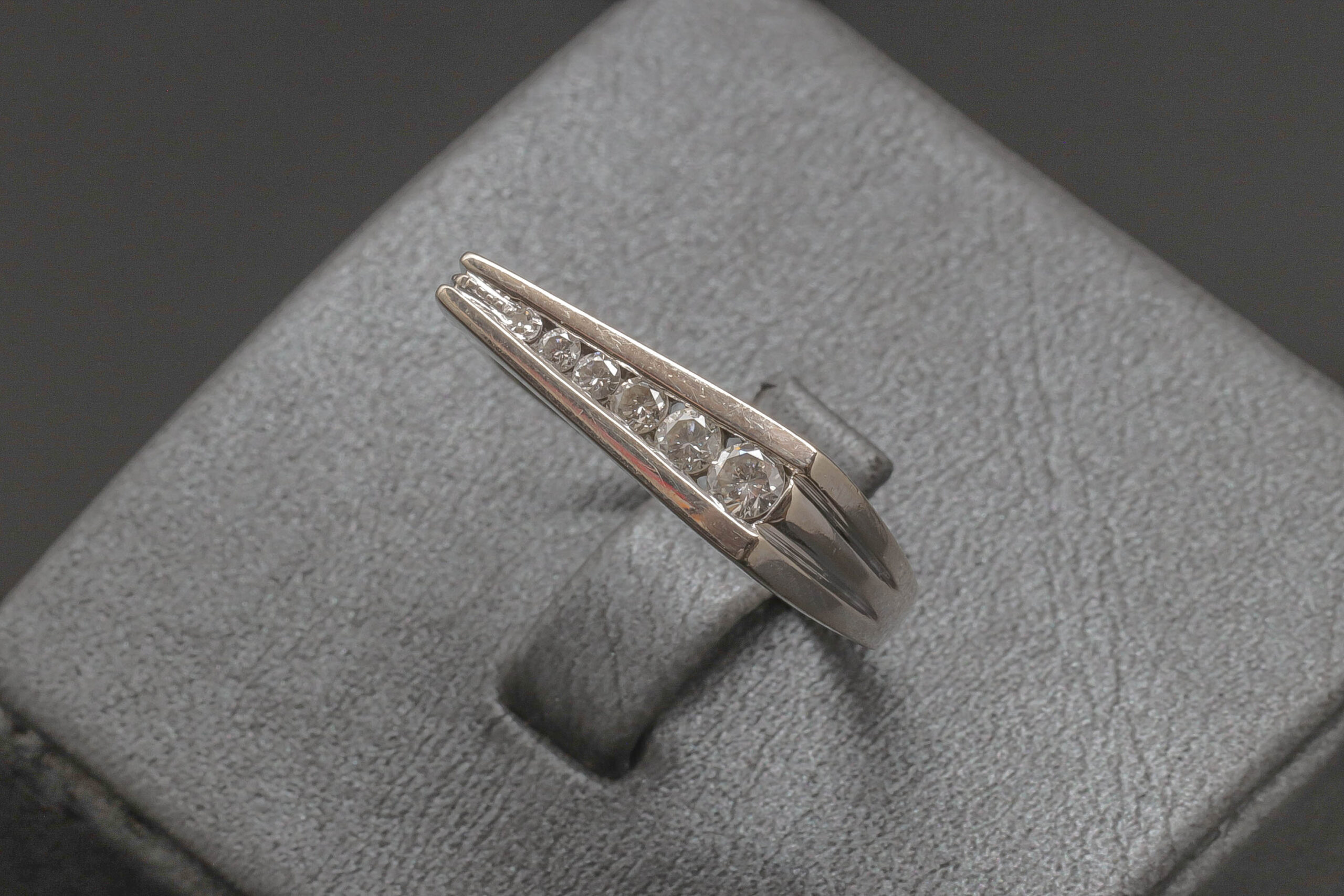 Ring med ca. 0,355ct diamanter i 14 karat hvidguld