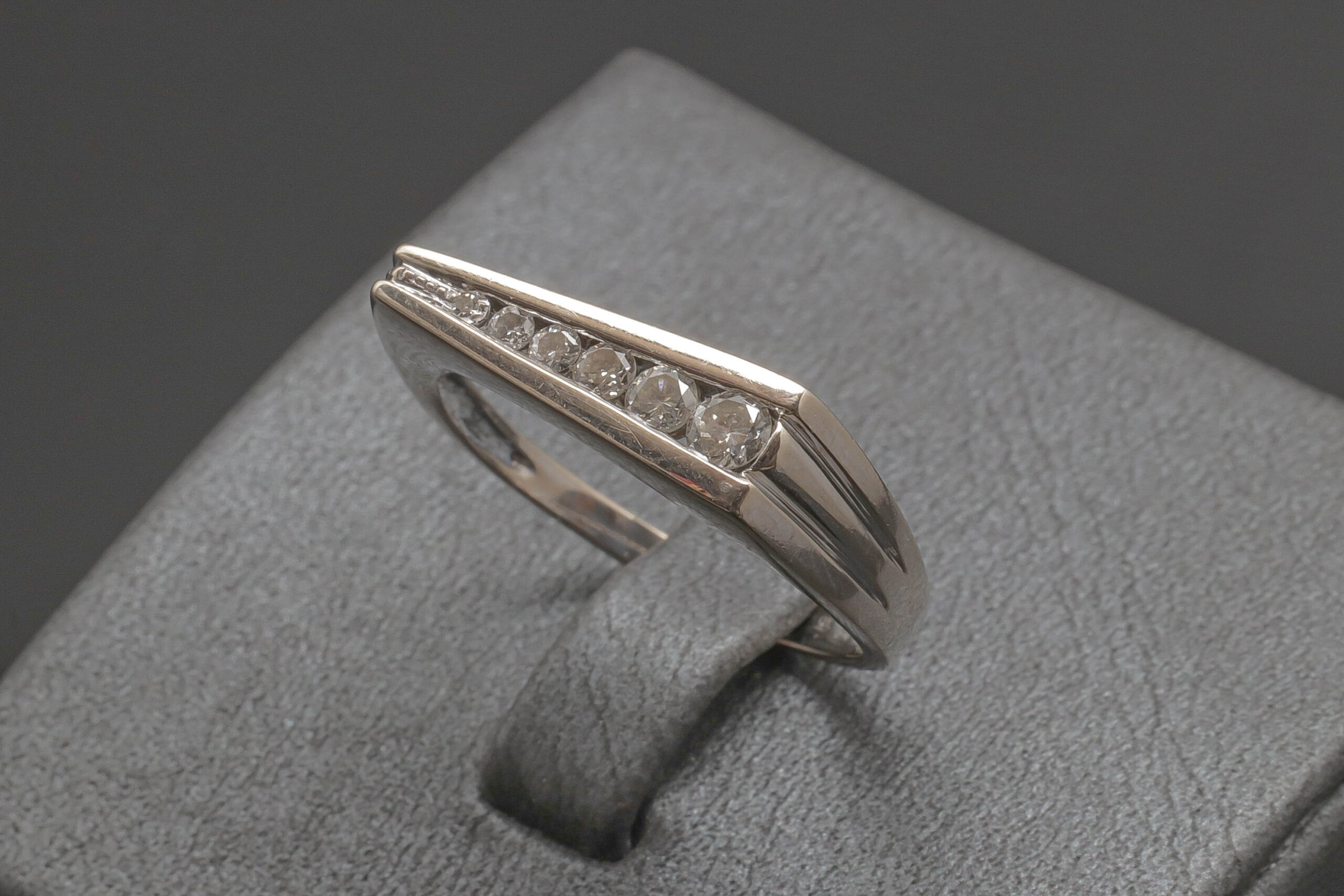 Ring med ca. 0,355ct diamanter i 14 karat hvidguld