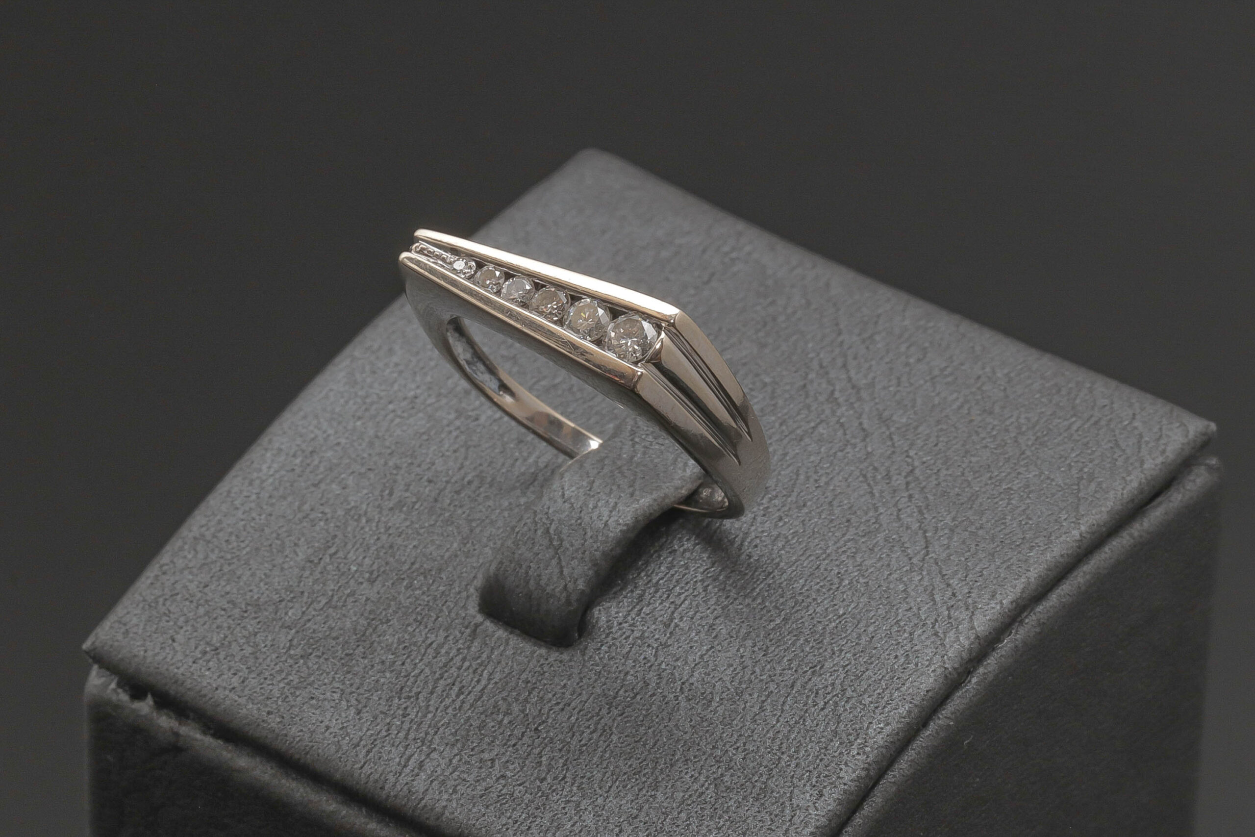 Ring med ca. 0,355ct diamanter i 14 karat hvidguld