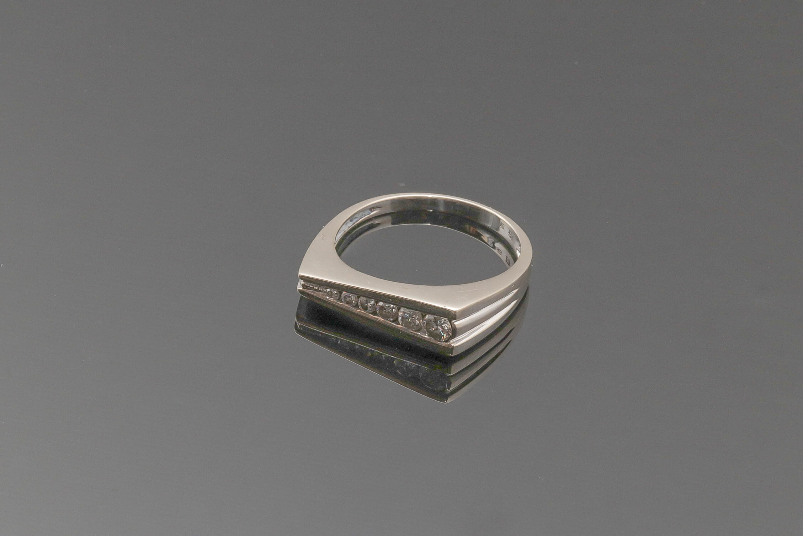 Ring med ca. 0,355ct diamanter i 14 karat hvidguld