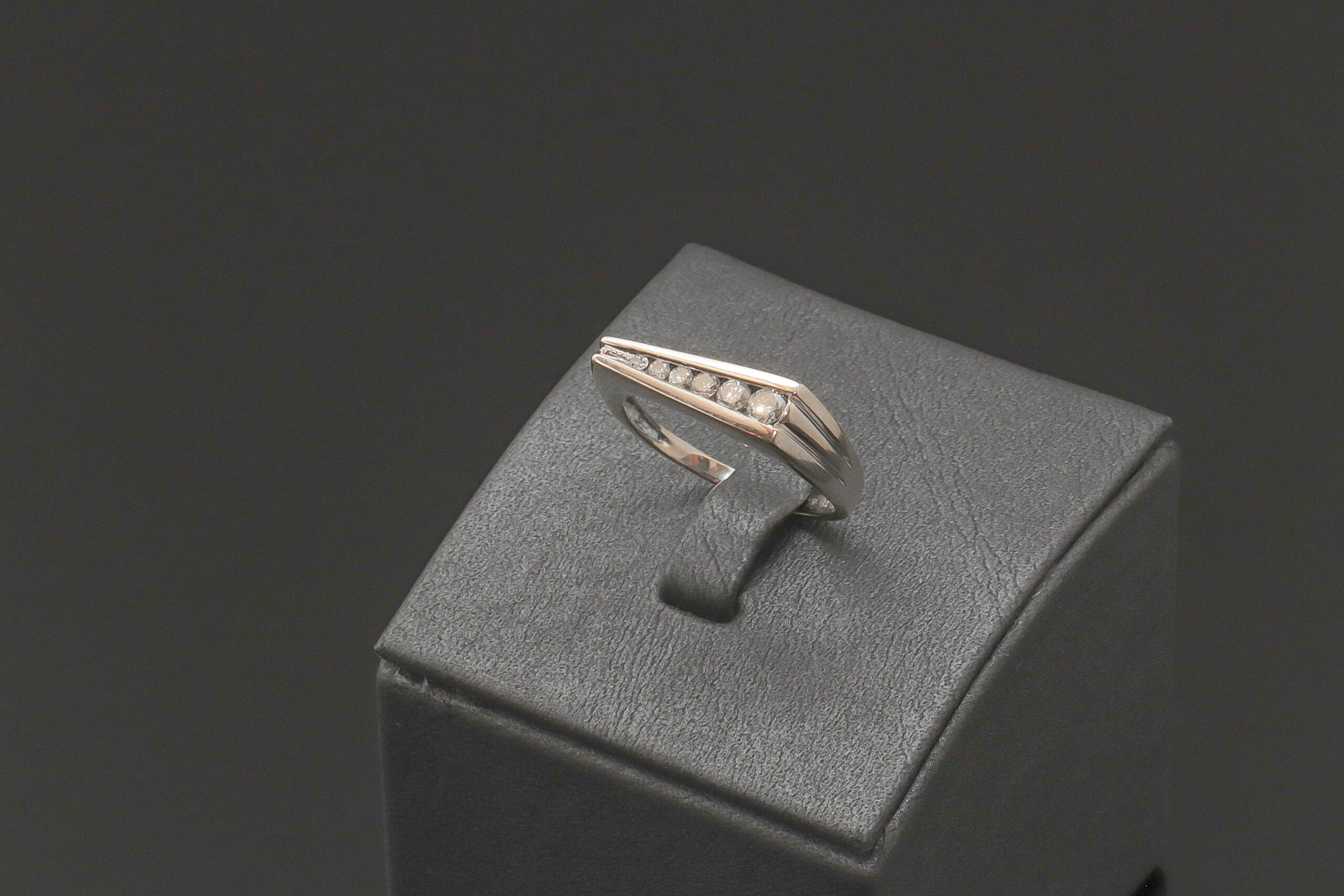 Ring med ca. 0,355ct diamanter i 14 karat hvidguld
