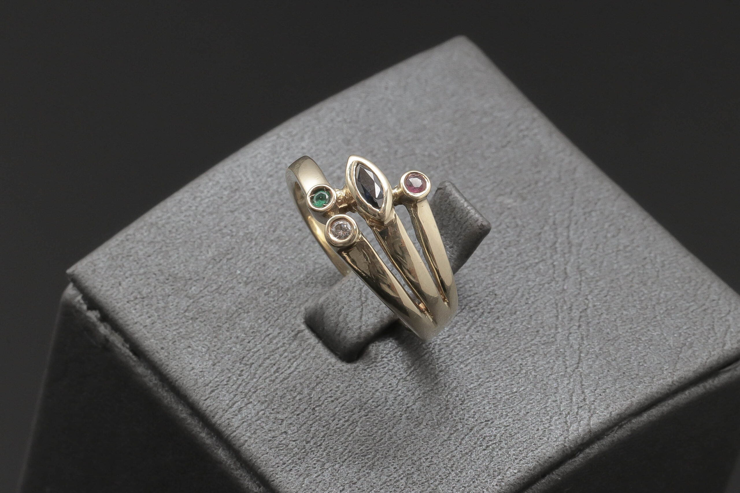 Ring med flere farvet sten og diamanter i 14 karat guld