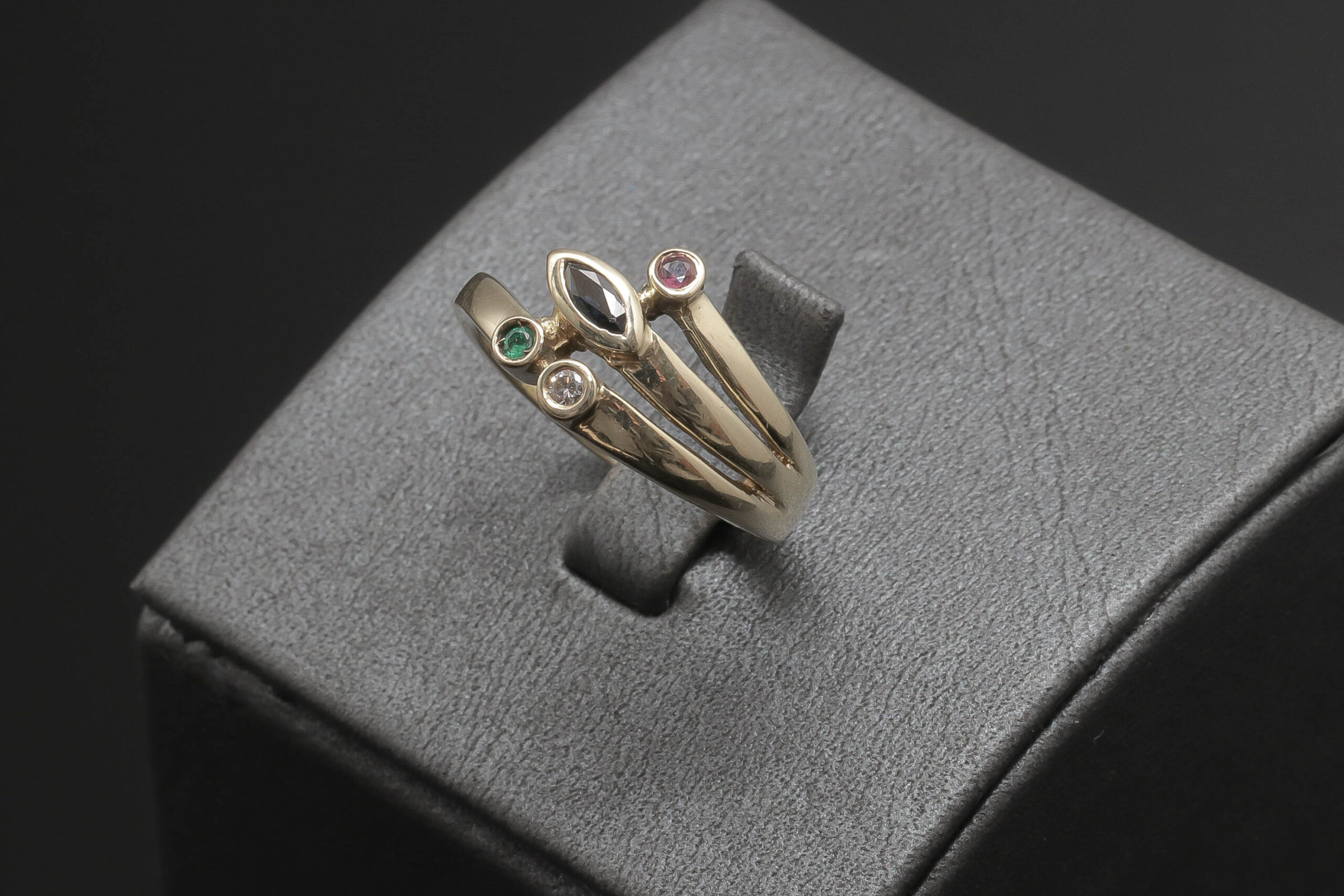 Ring med flere farvet sten og diamanter i 14 karat guld