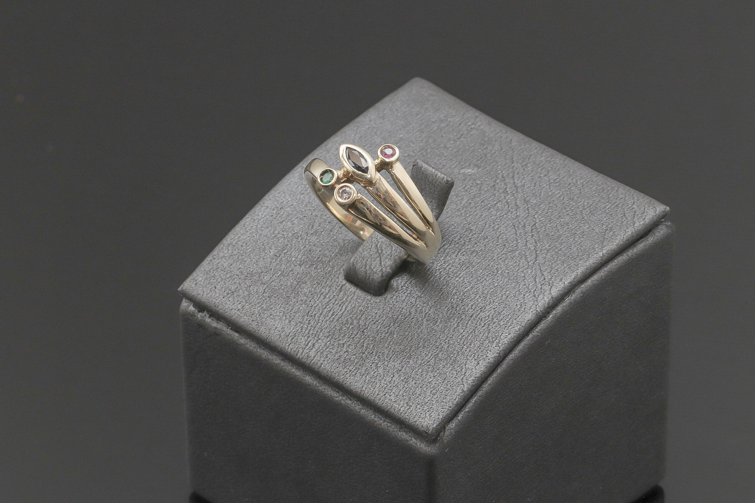 Ring med flere farvet sten og diamanter i 14 karat guld