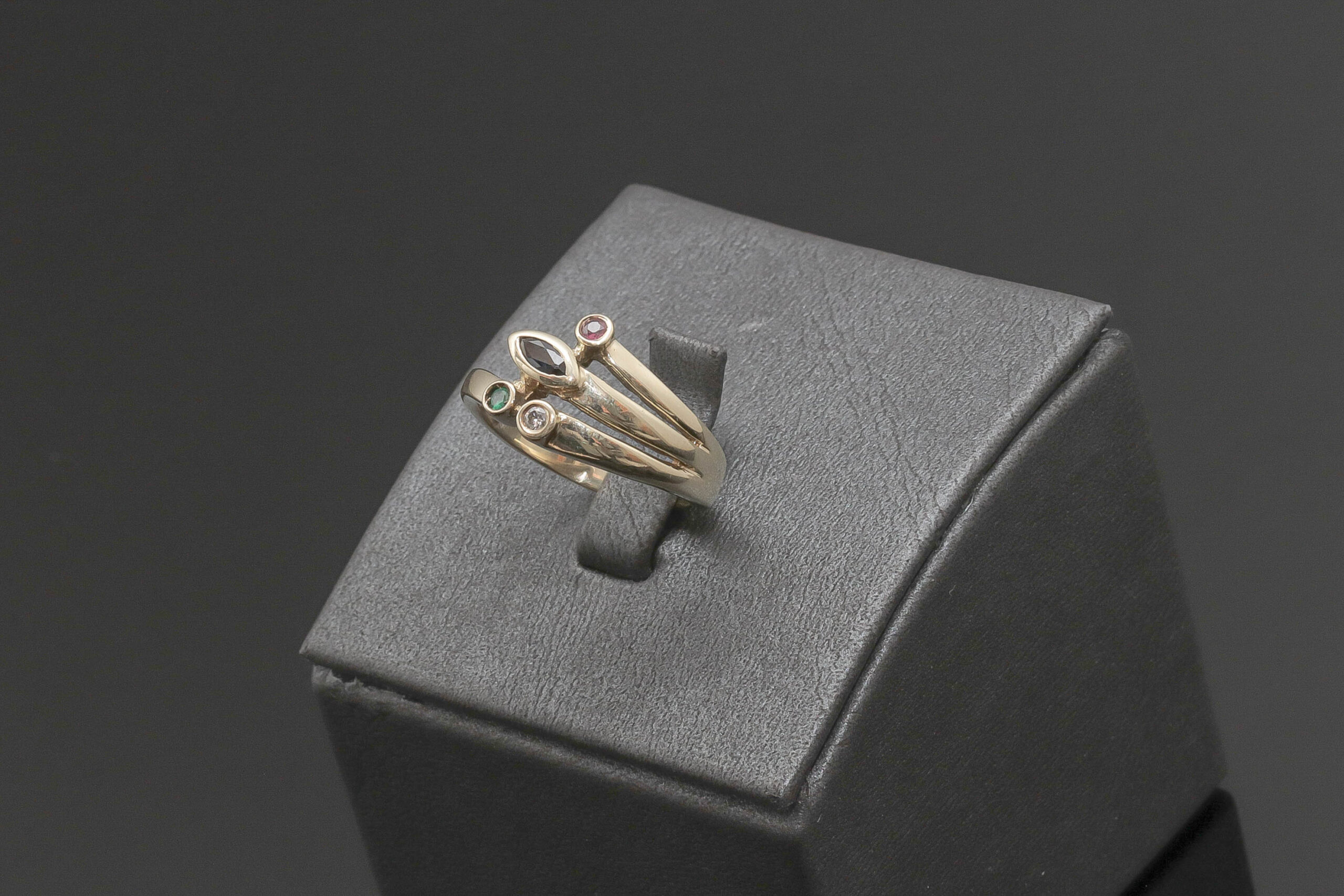 Ring med flere farvet sten og diamanter i 14 karat guld