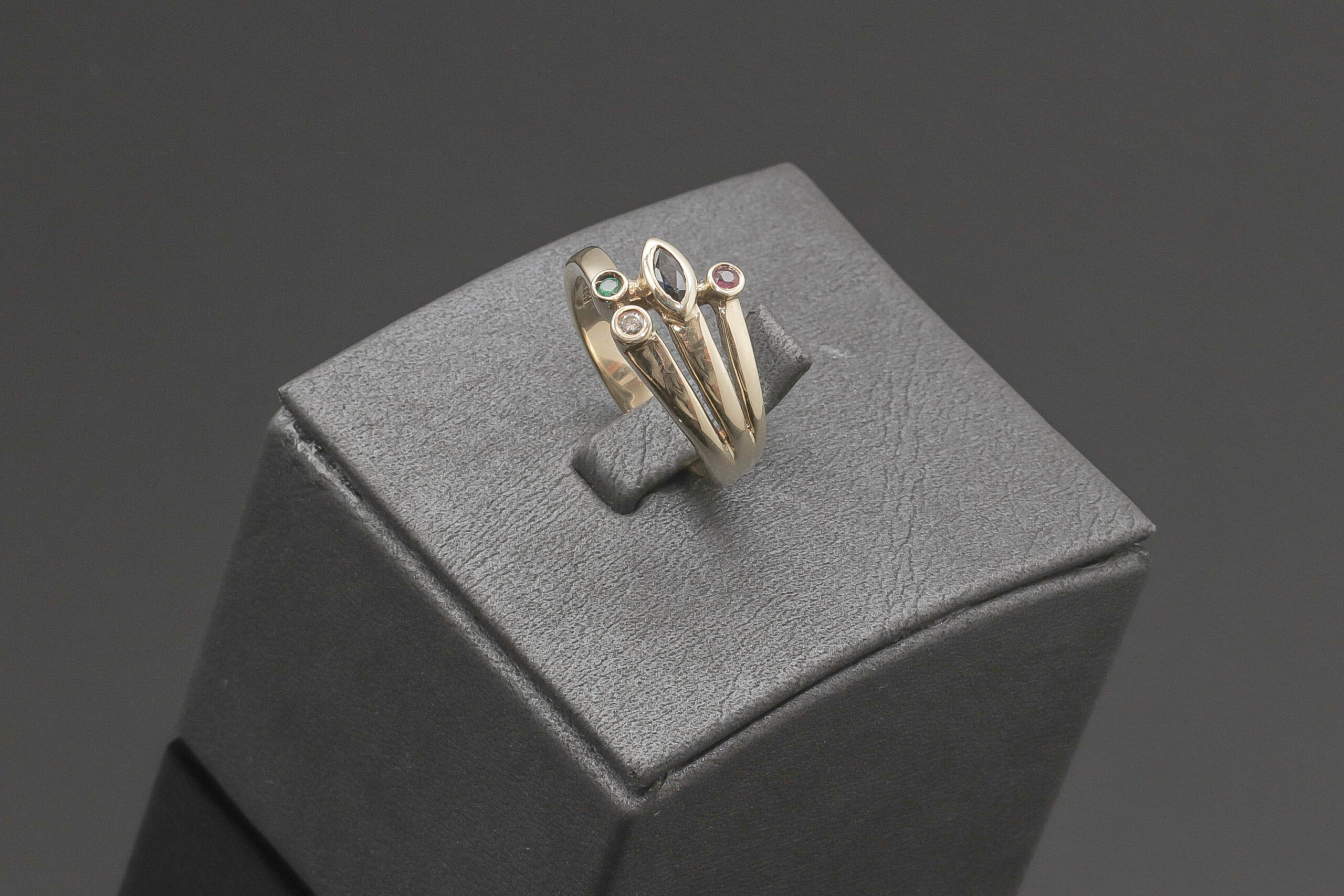 Ring med flere farvet sten og diamanter i 14 karat guld