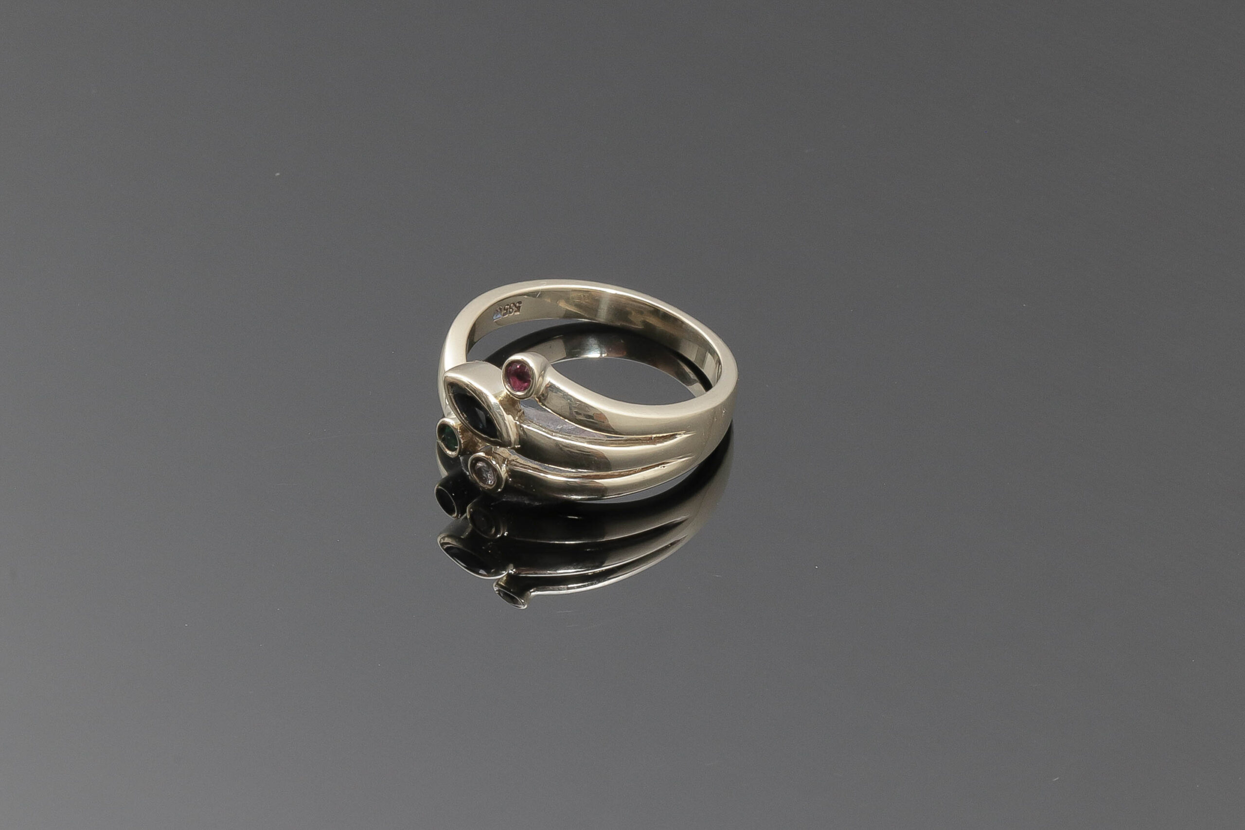 Ring med flere farvet sten og diamanter i 14 karat guld
