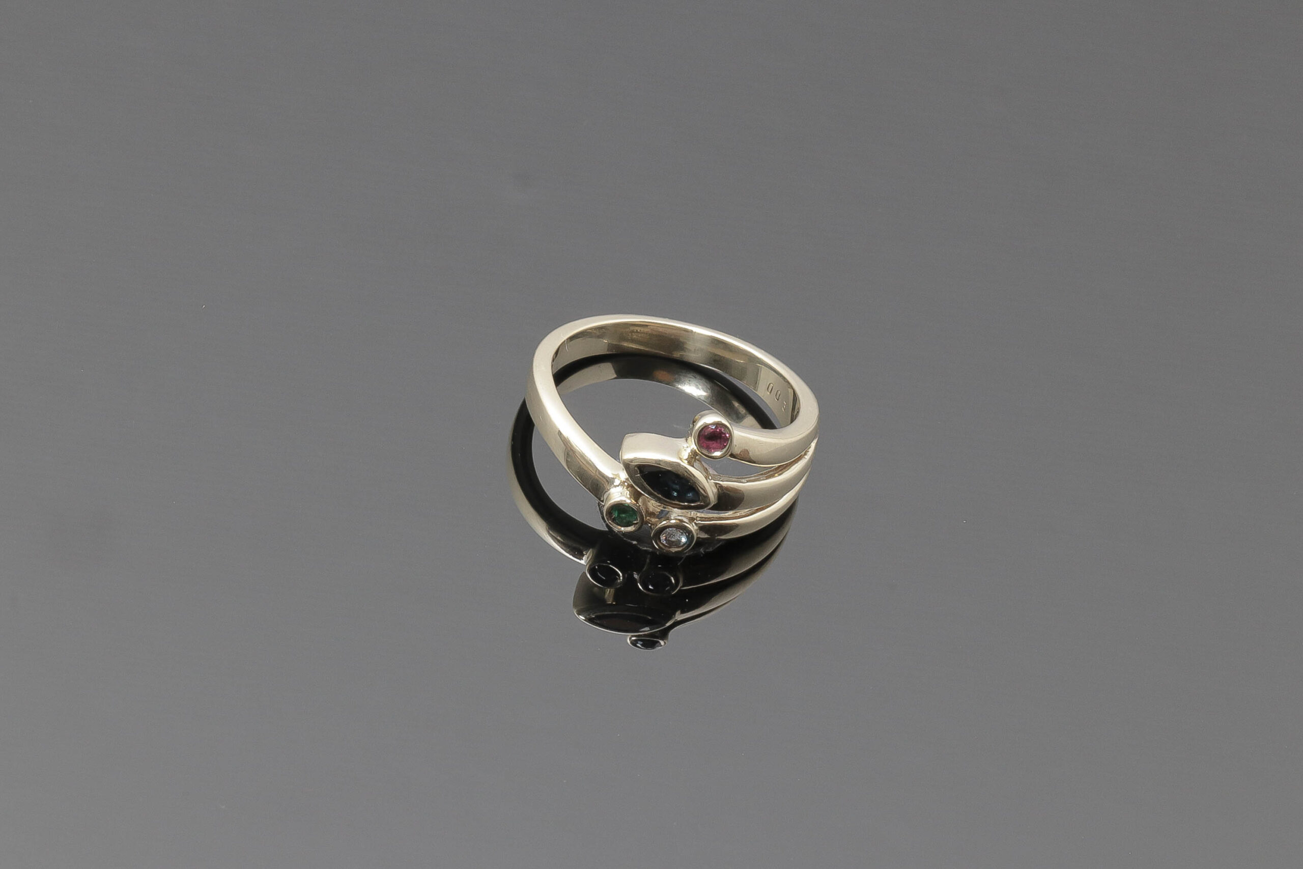 Ring med flere farvet sten og diamanter i 14 karat guld