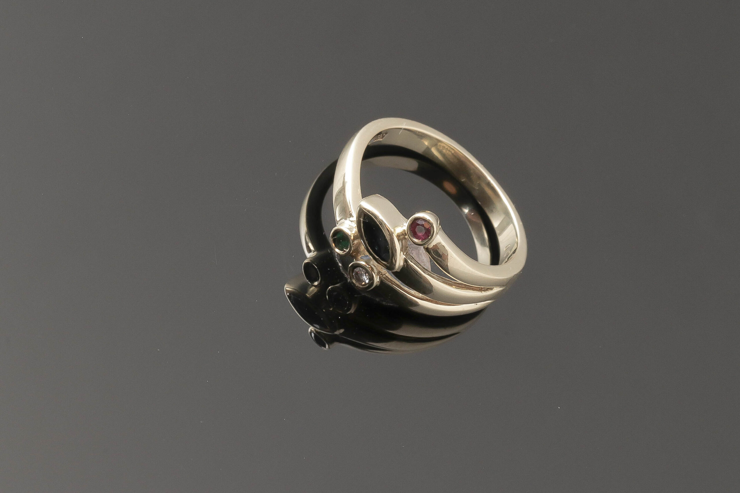 Ring med flere farvet sten og diamanter i 14 karat guld