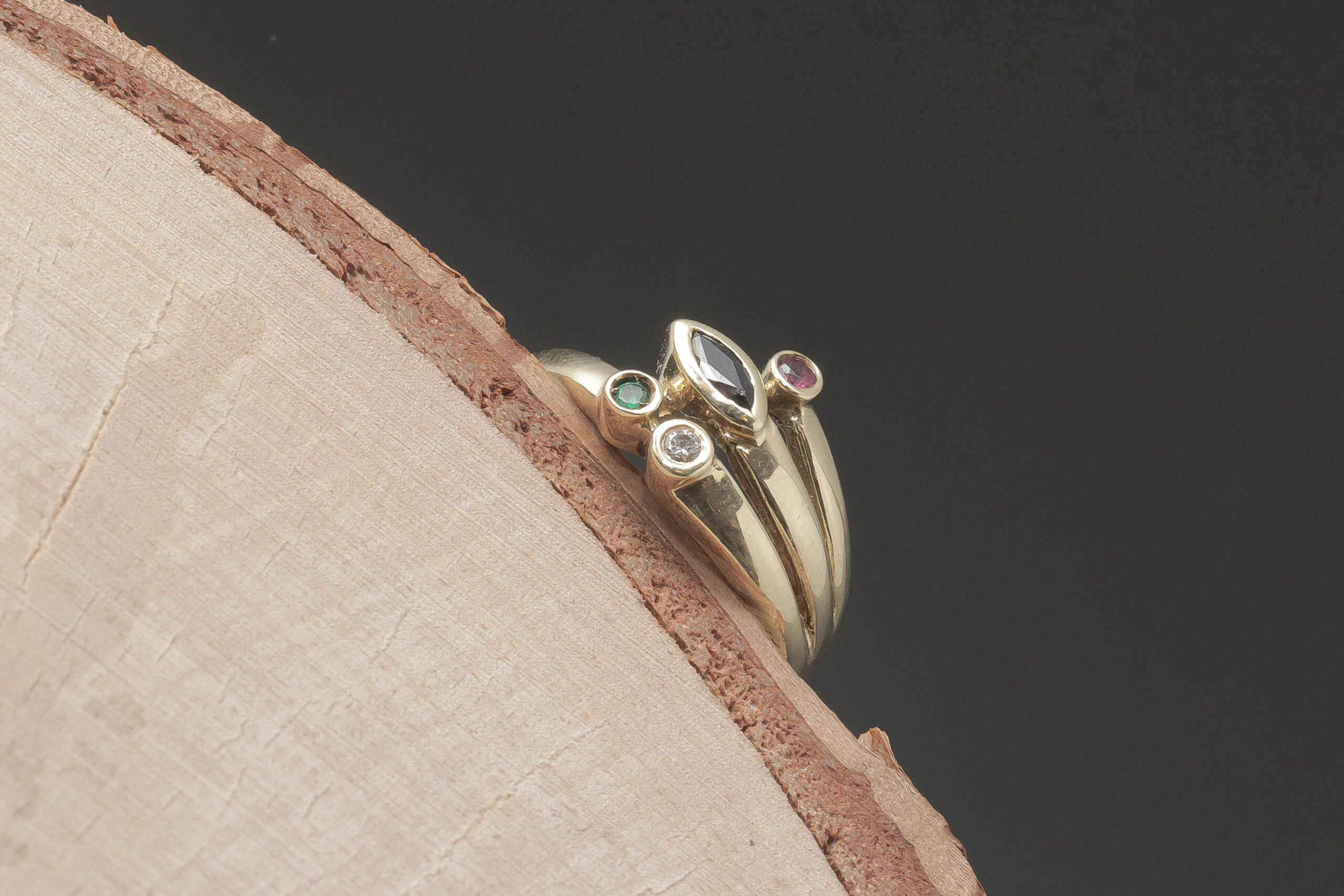 Ring med flere farvet sten og diamanter i 14 karat guld