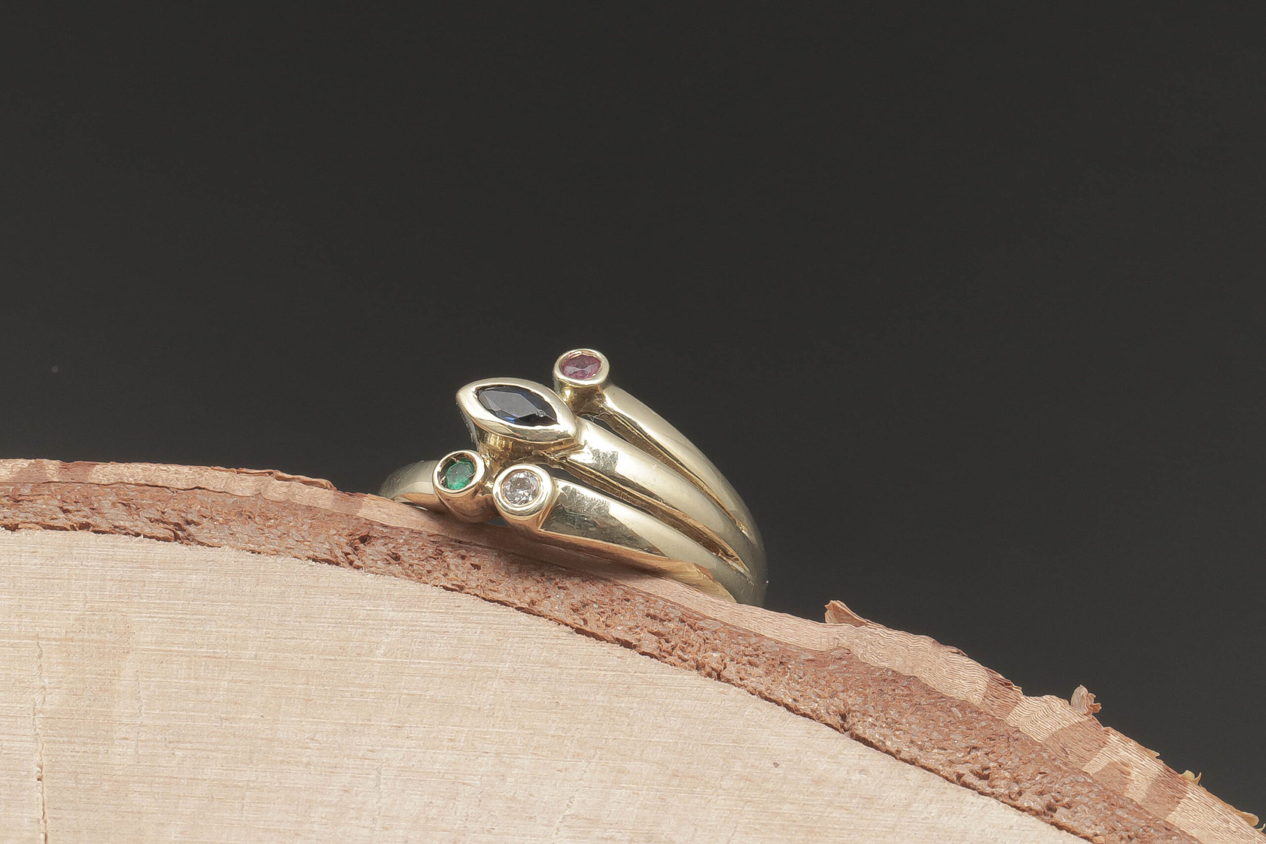 Ring med flere farvet sten og diamanter i 14 karat guld