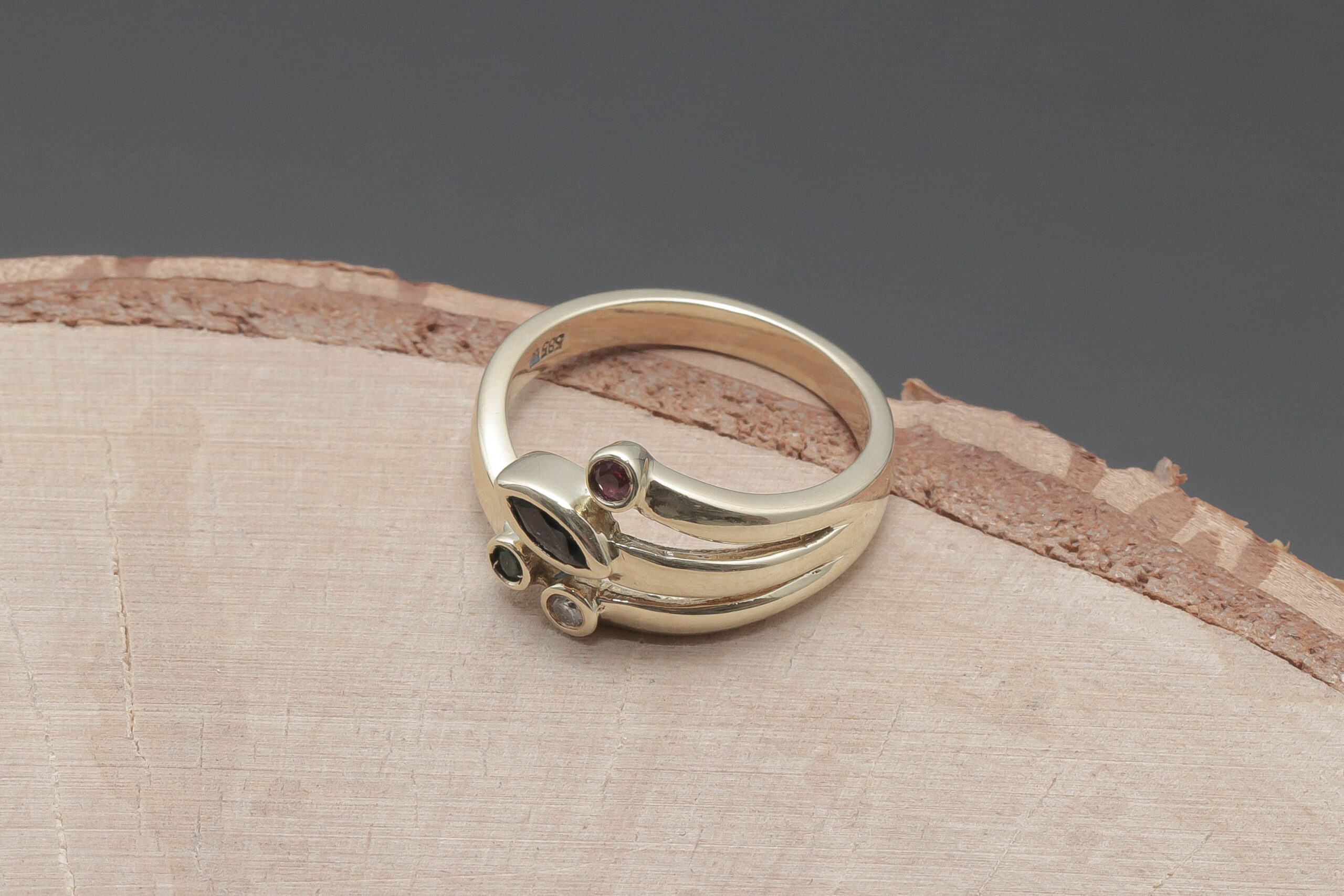 Ring med flere farvet sten og diamanter i 14 karat guld