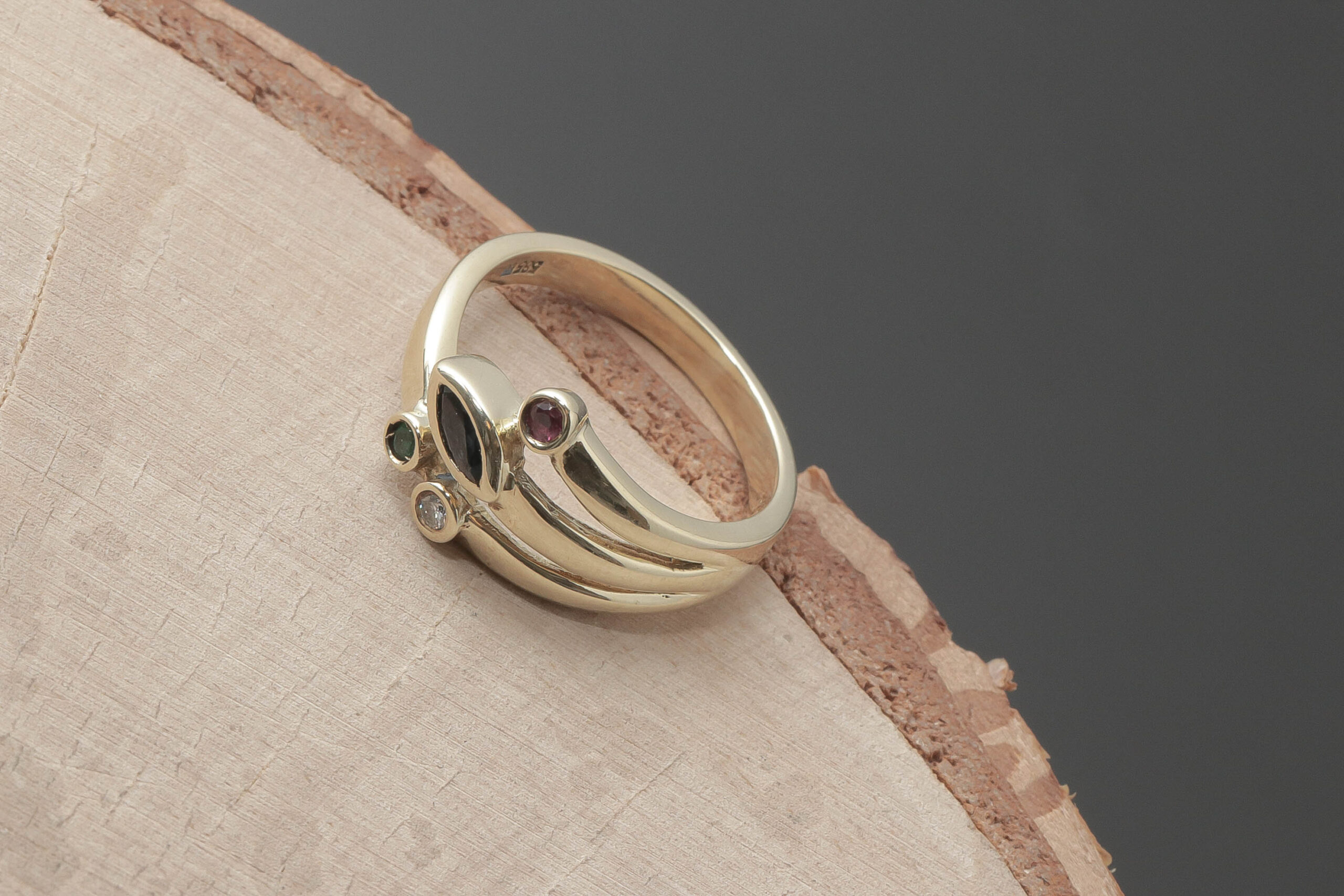 Ring med flere farvet sten og diamanter i 14 karat guld