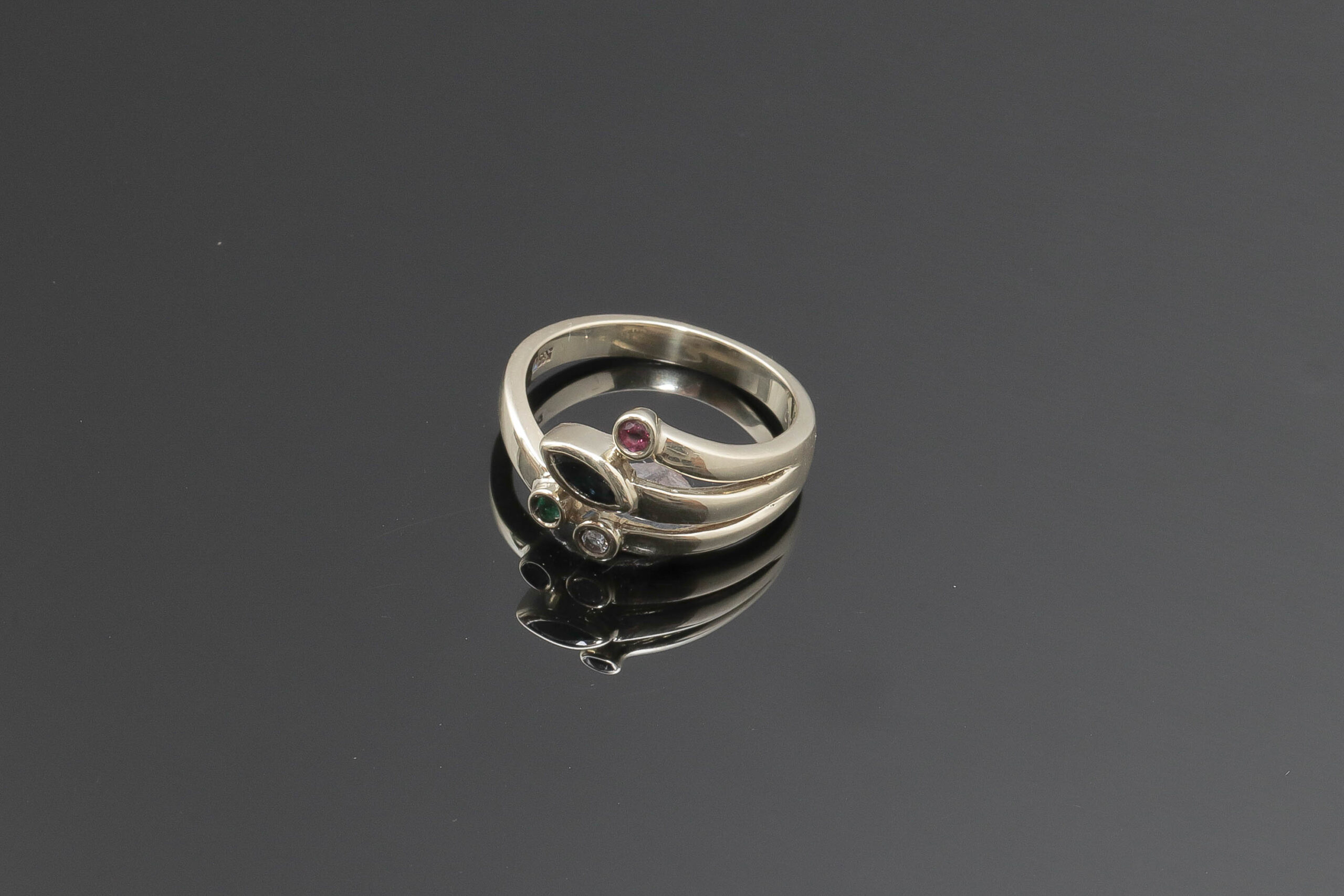 Ring med flere farvet sten og diamanter i 14 karat guld