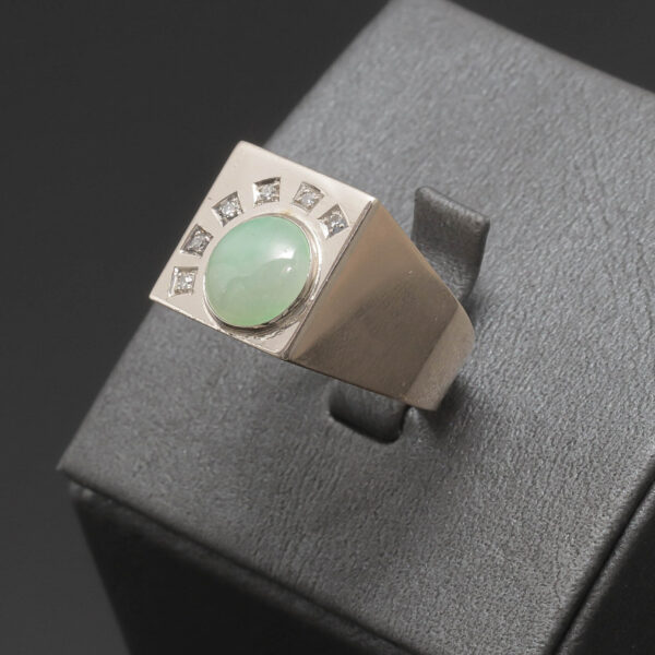 Ring med grøn sten og diamanter i 14 karat guld