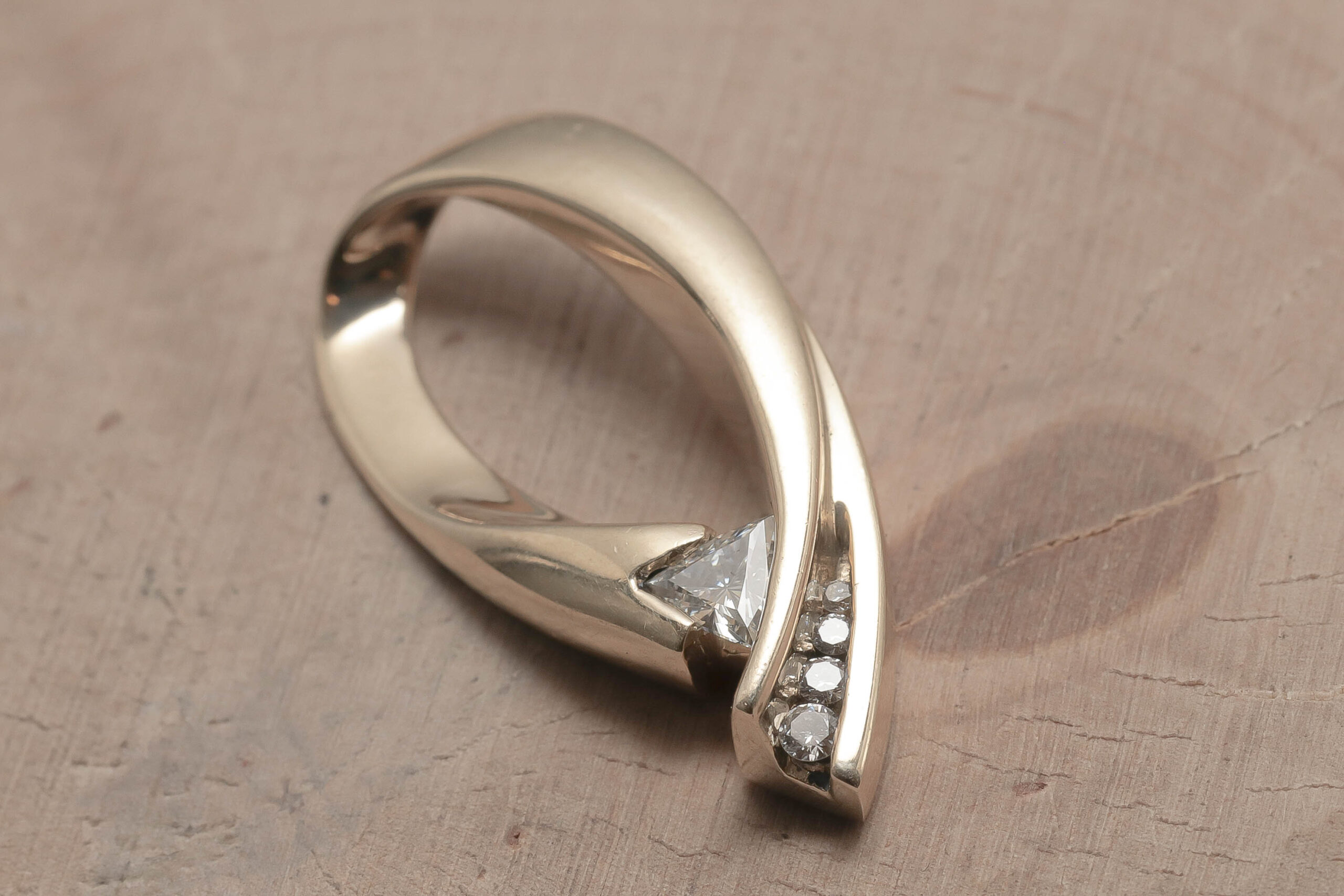 Vedhæng med trekant diamant i 14 karat guld (ca. 0,41ct)