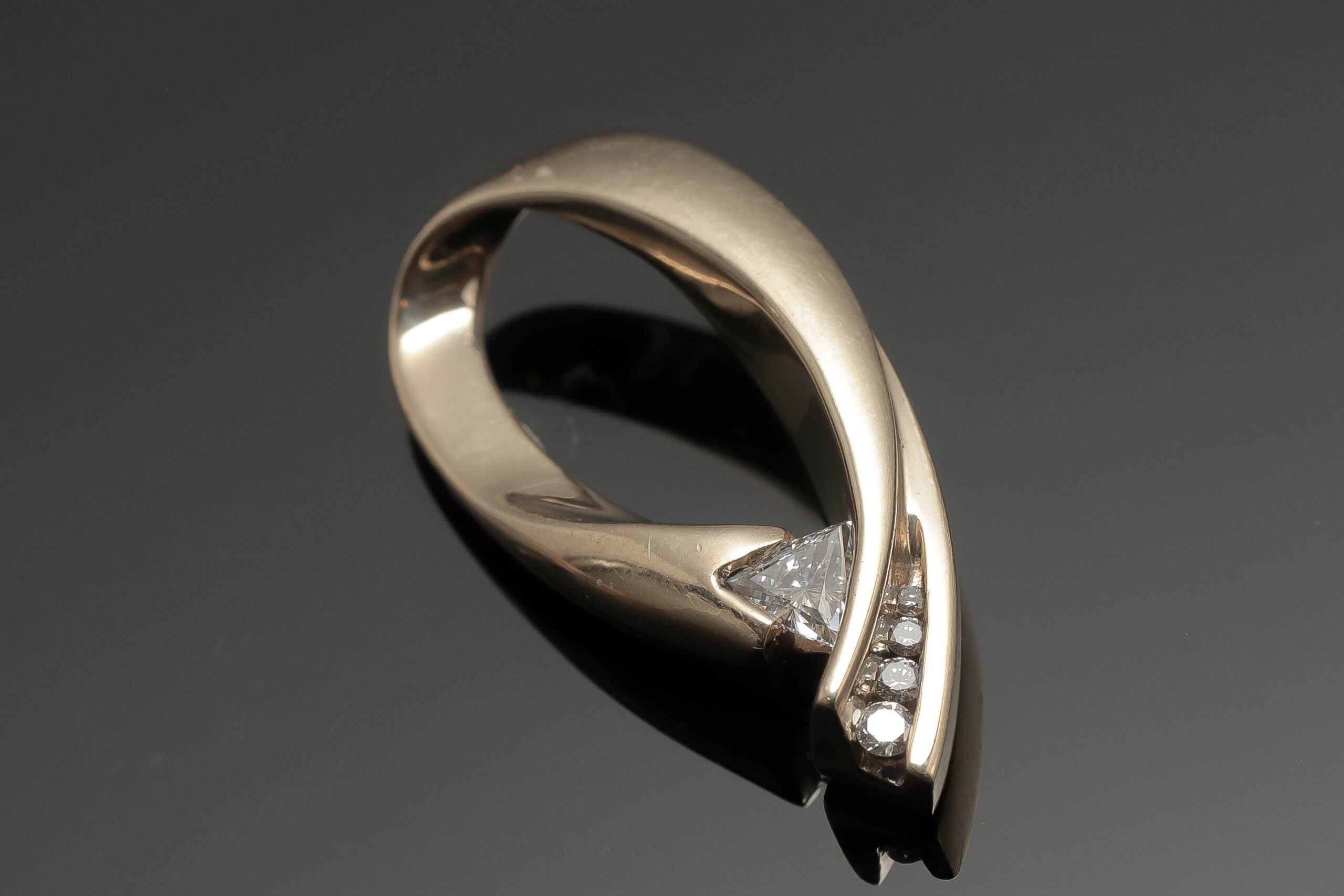 Vedhæng med trekant diamant i 14 karat guld (ca. 0,41ct)