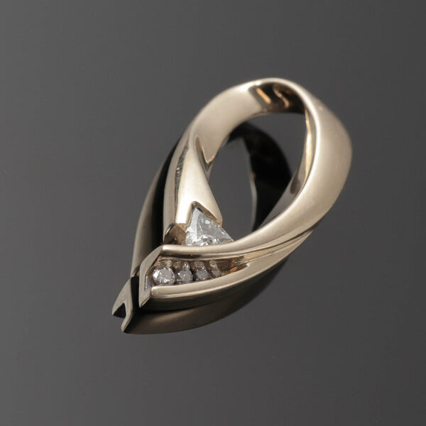 Vedhæng med trekant diamant i 14 karat guld (ca. 0,41ct)