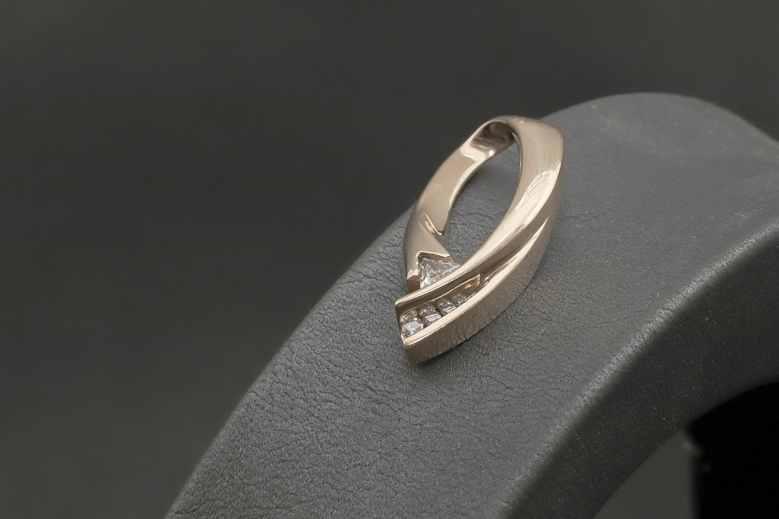 Vedhæng med trekant diamant i 14 karat guld (ca. 0,41ct)