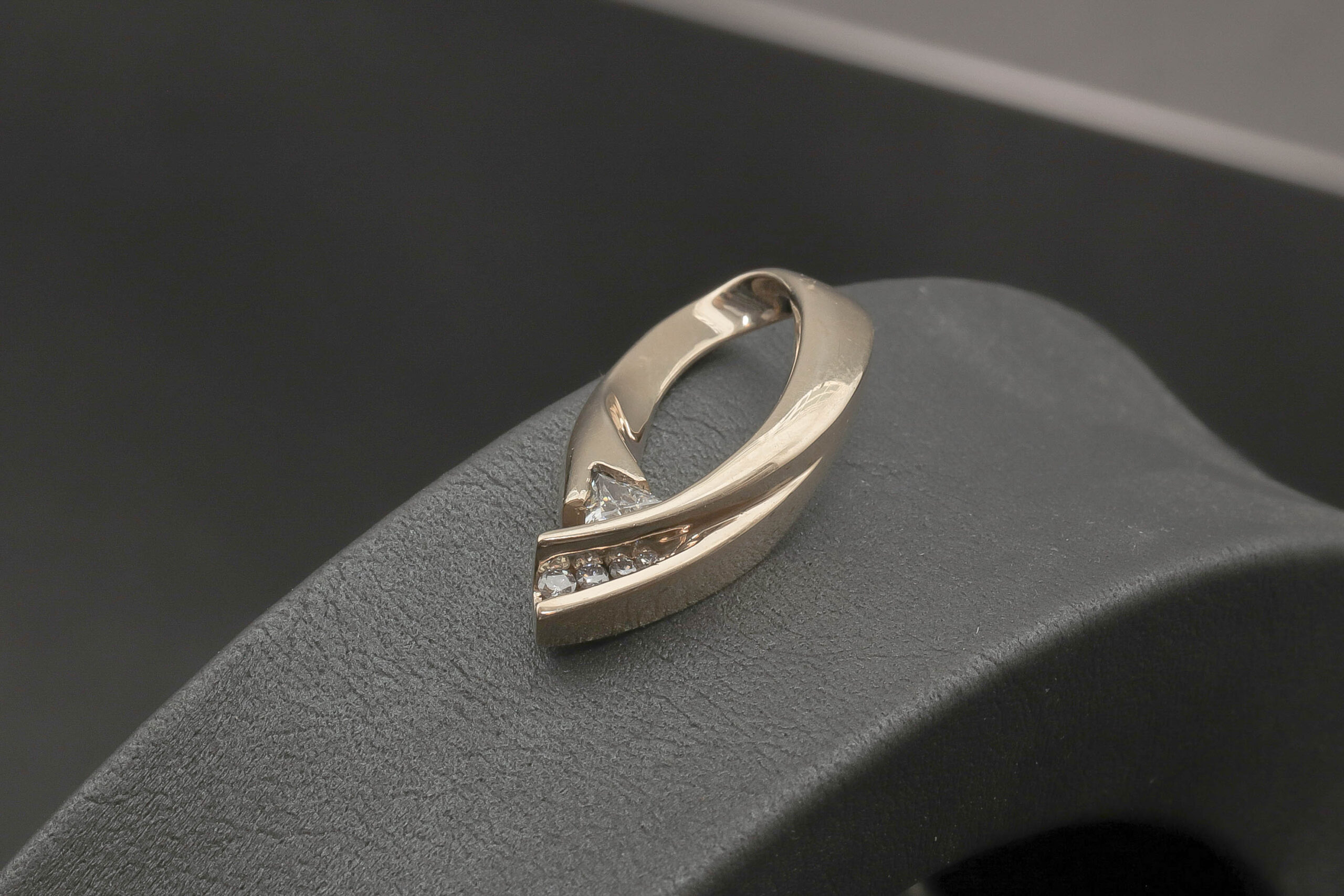 Vedhæng med trekant diamant i 14 karat guld (ca. 0,41ct)