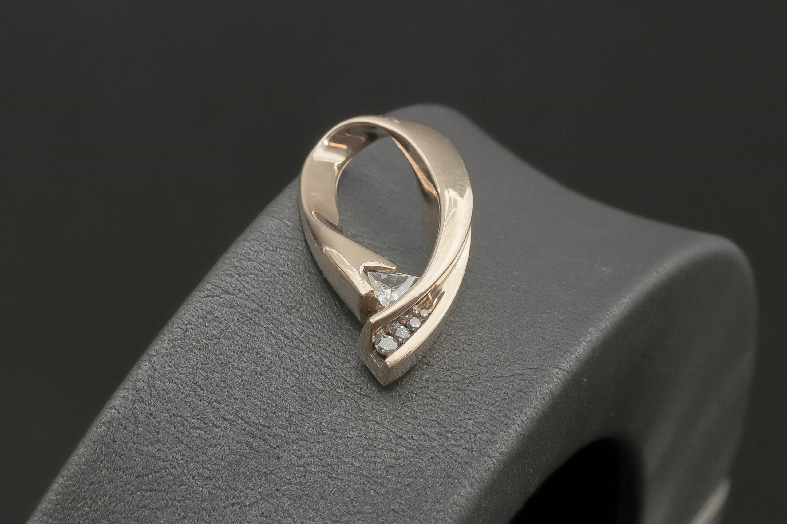 Vedhæng med trekant diamant i 14 karat guld (ca. 0,41ct)