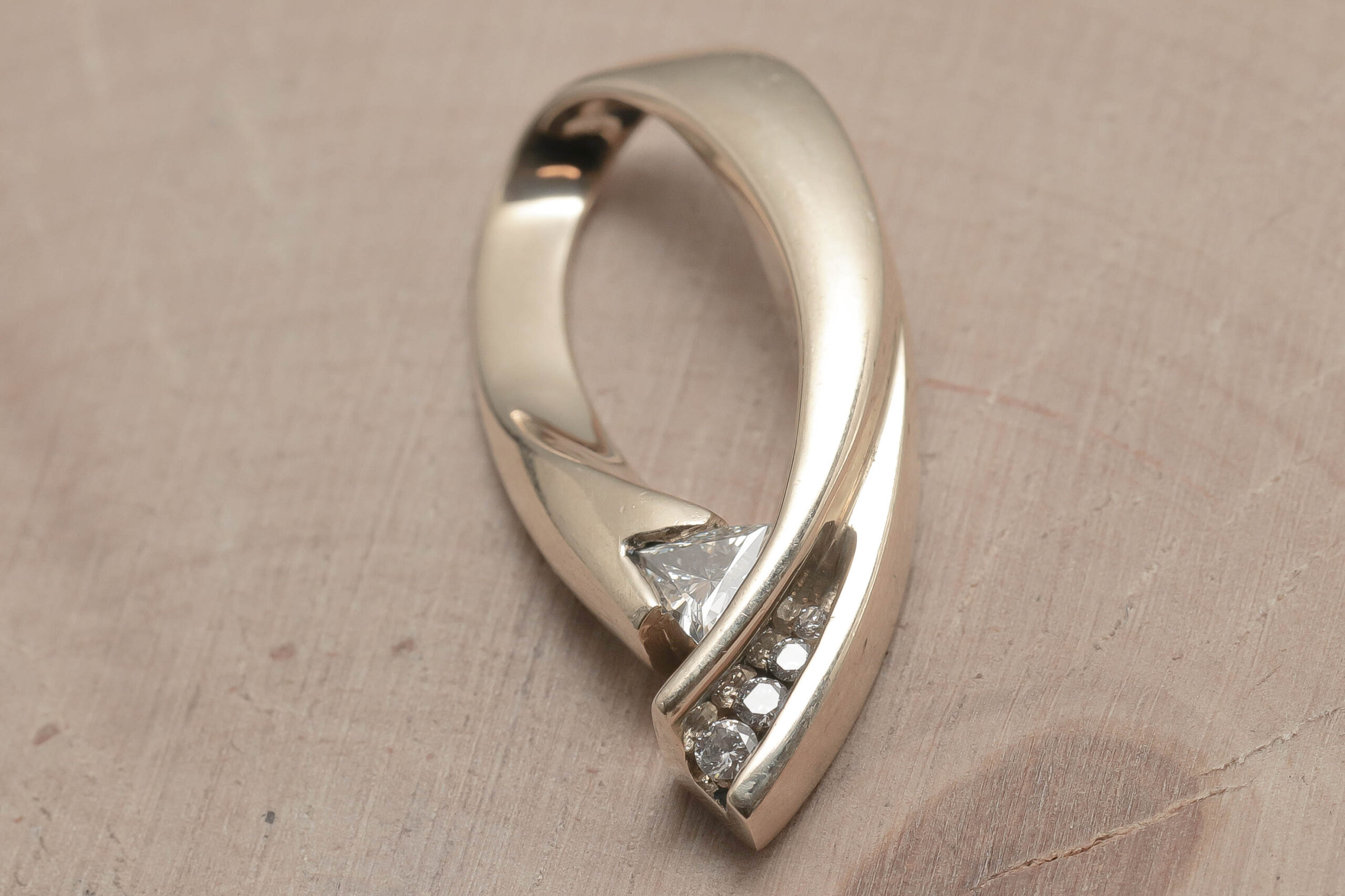 Vedhæng med trekant diamant i 14 karat guld (ca. 0,41ct)