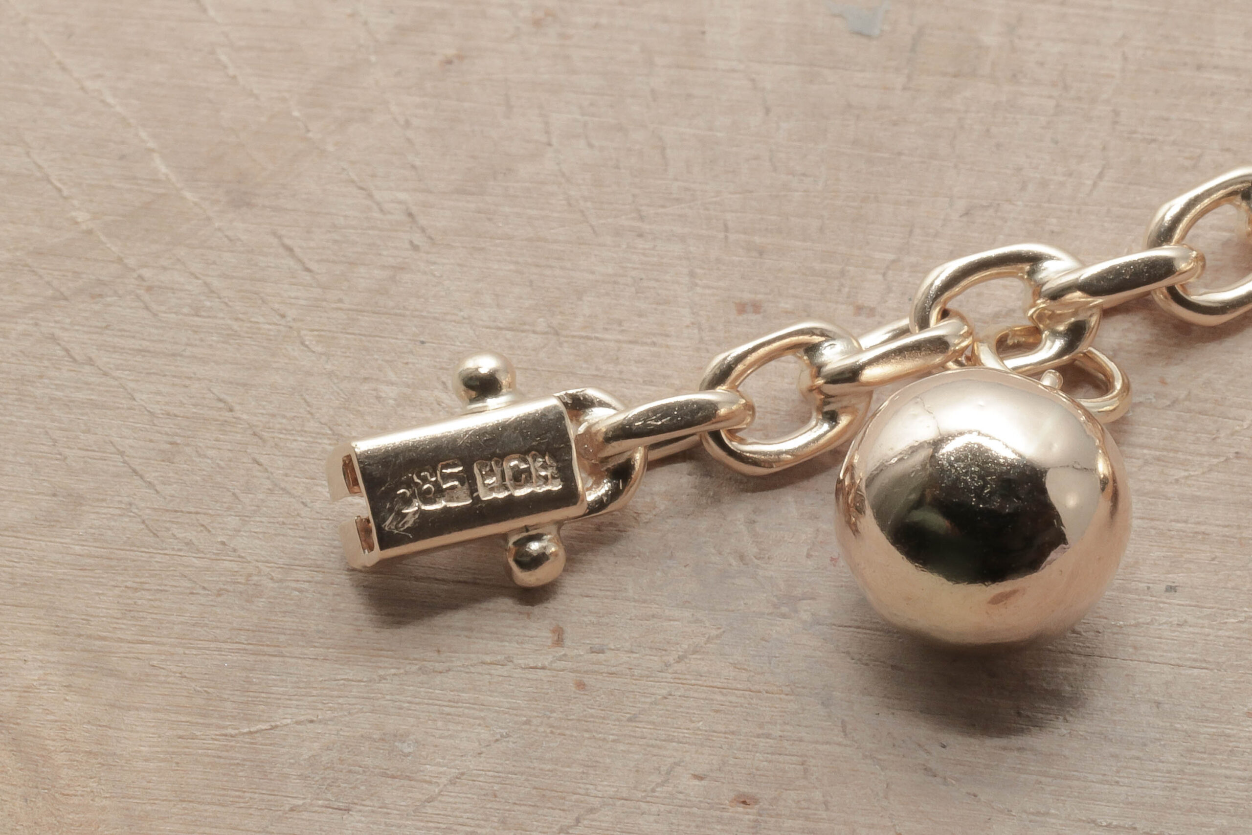Anker armlænke med charms i 14 karat guld